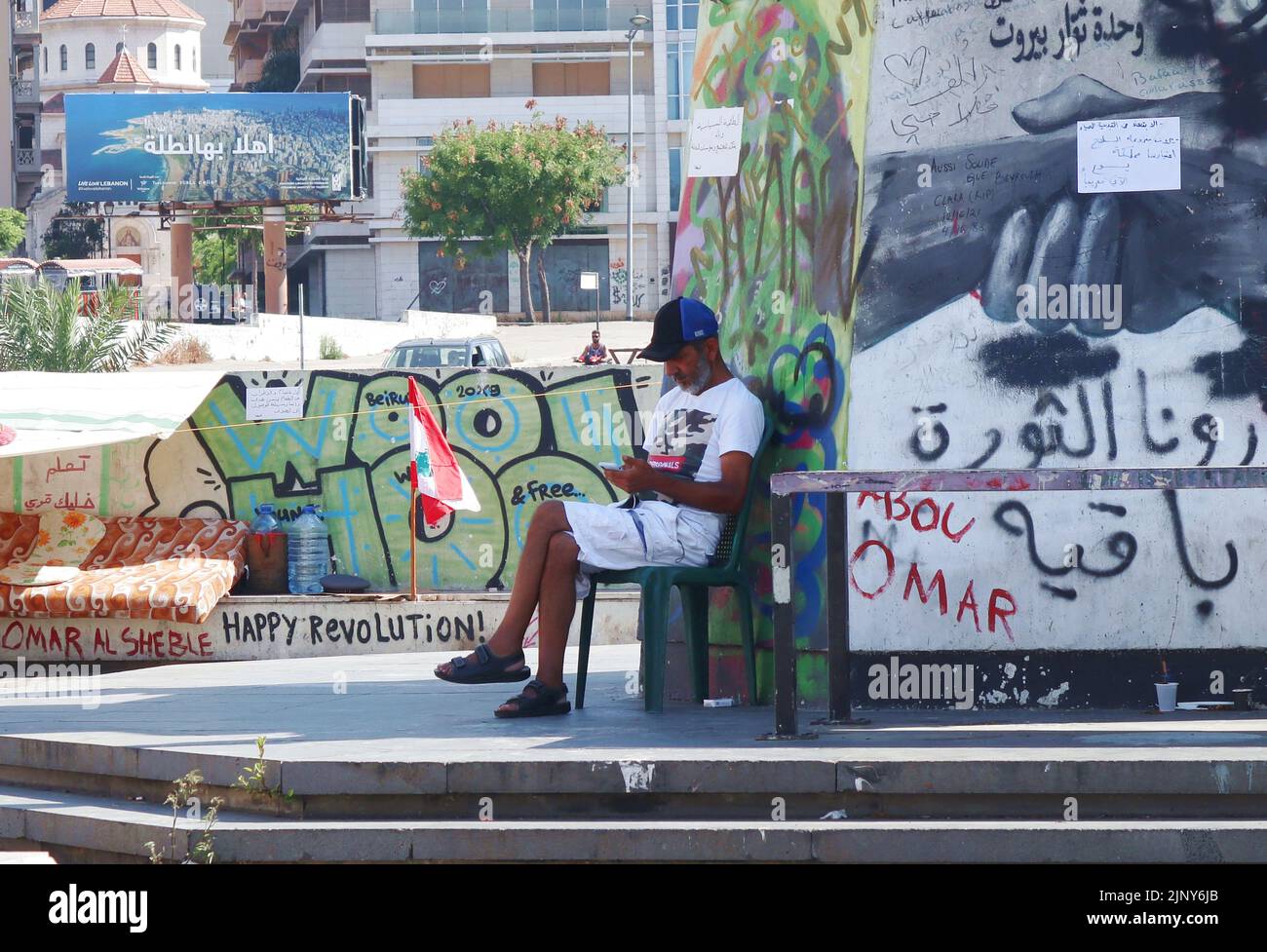 Beyrouth, Liban. 14th août 2022. Le citoyen libanais organise une grève de la faim sur la place Martyr, à Beyrouth, au Liban, sur 14 août 2022. Ahmad Mhanna, 59 ans, un policier à la retraite de Rachaya al Wadi, dans la région de Bekaa, est en grève de la faim depuis 21 juillet 2022, pour protester contre les conditions de vie désastreuses du pays. Mhanna, père de trois enfants, s'efforce de vivre dans la dignité, car le gouvernement laisse tomber la population au milieu d'une crise économique et financière difficile. (Photo d'Elisa Gestri/Sipa USA) crédit: SIPA USA/Alay Live News Banque D'Images