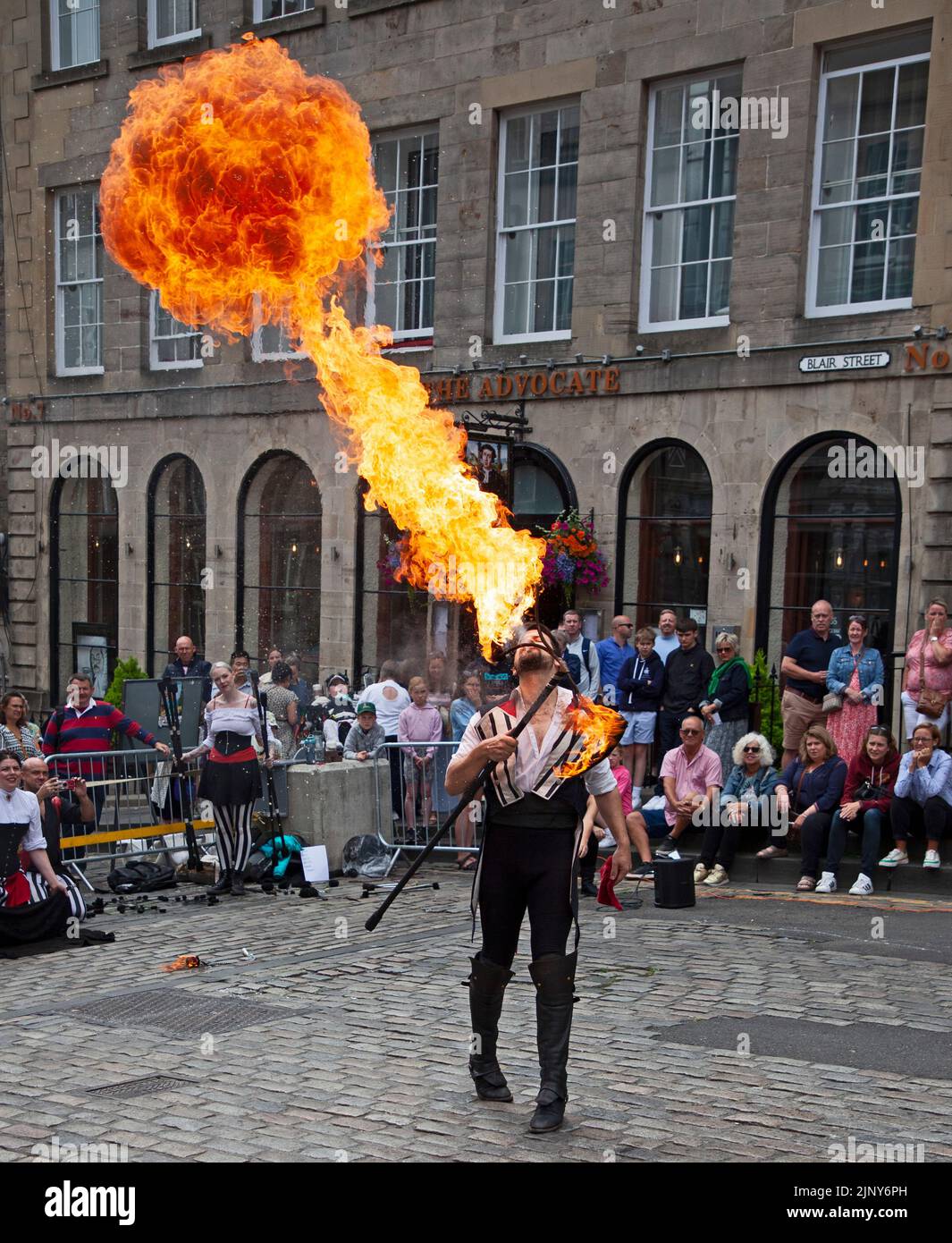 EdFringe 10th Day, Édimbourg, Écosse, Royaume-Uni. Les artistes de rue obtiennent un public décent sur et en dehors du Royal Mile. Photo : Kimpania Phoenicia (Fire Show) des États-Unis divertit avec leurs compétences avec des torches de feu et des boules de feu sur le terrain de Hunter's Square. Credit: ArchWhite/alamy Live news. Banque D'Images