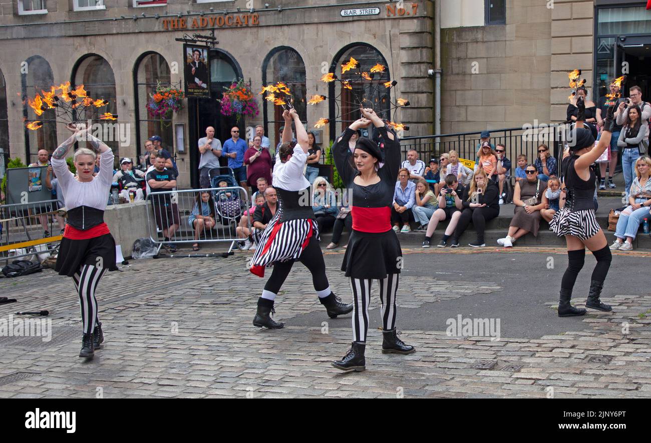 EdFringe 10th Day, Édimbourg, Écosse, Royaume-Uni. Les artistes de rue obtiennent un public décent sur et en dehors du Royal Mile. Photo : Kimpania Phoenicia (Fire Show) des États-Unis divertit avec leurs compétences avec des torches de feu et des boules de feu sur le terrain de Hunter's Square. Credit: ArchWhite/alamy Live news. Banque D'Images
