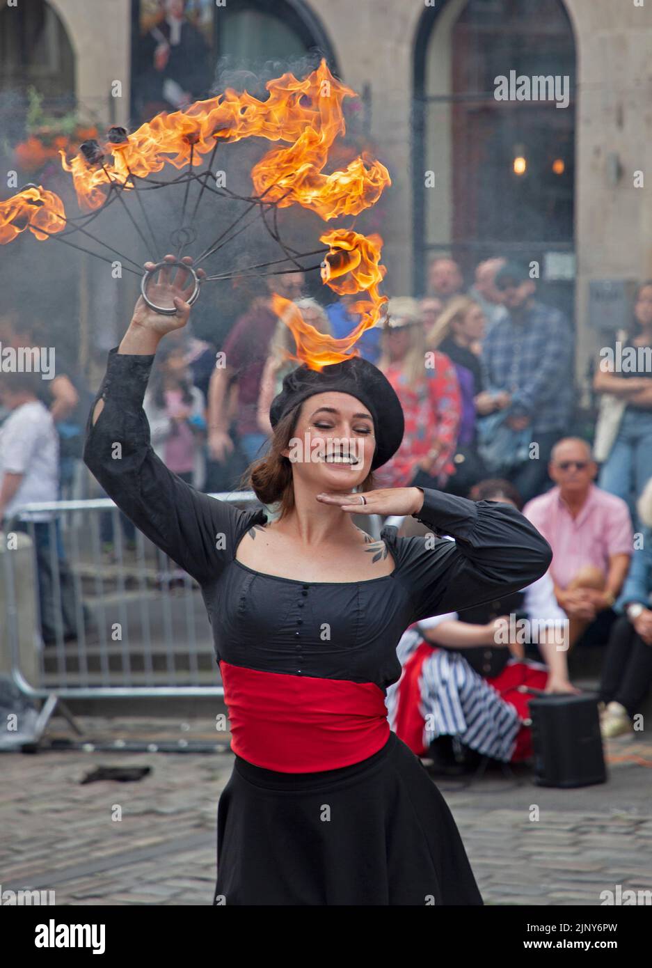 EdFringe 10th Day, Édimbourg, Écosse, Royaume-Uni. Les artistes de rue obtiennent un public décent sur et en dehors du Royal Mile. Photo : Kimpania Phoenicia (Fire Show) des États-Unis divertit avec leurs compétences avec des torches de feu et des boules de feu sur le terrain de Hunter's Square. Credit: ArchWhite/alamy Live news. Banque D'Images