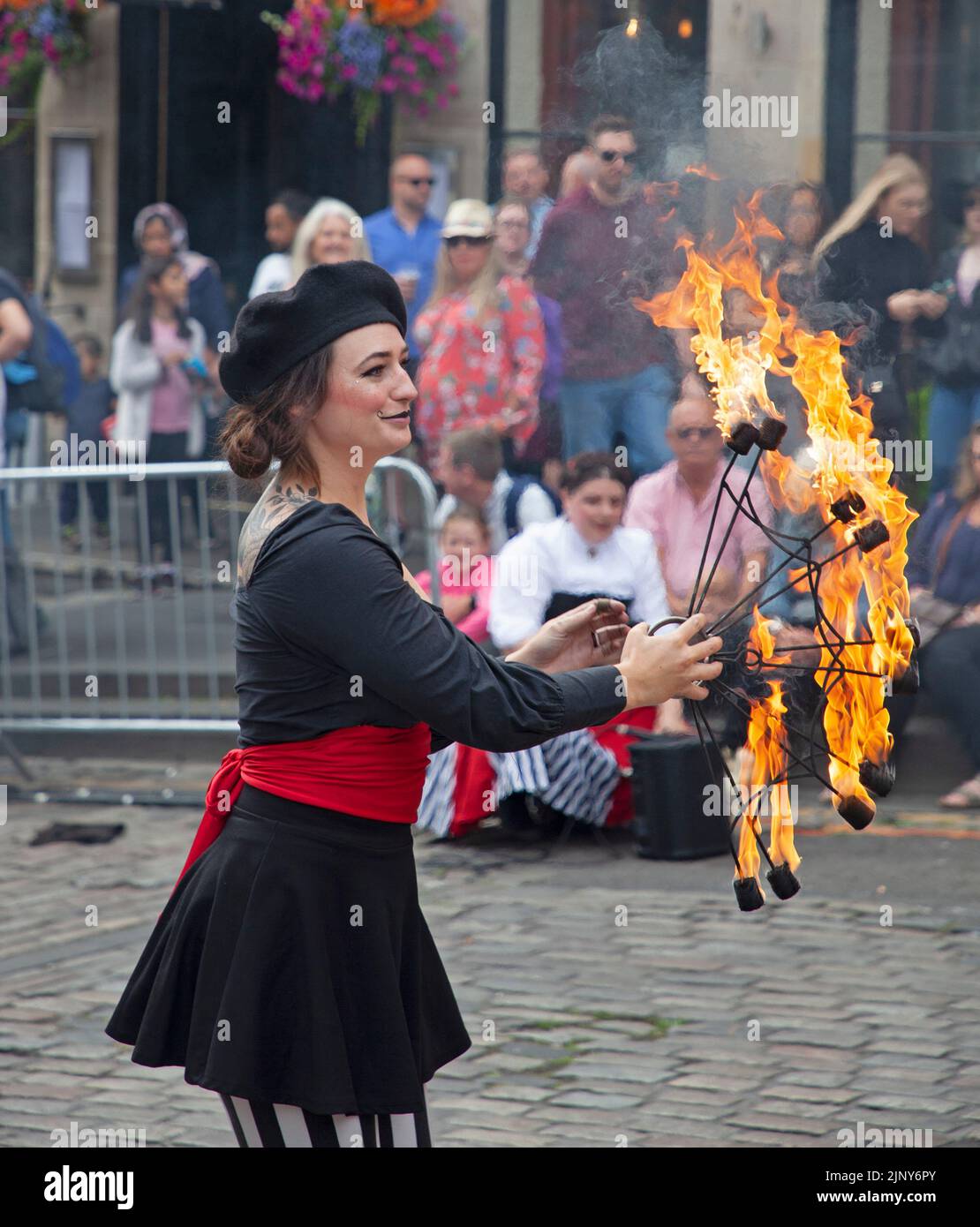 EdFringe 10th Day, Édimbourg, Écosse, Royaume-Uni. Les artistes de rue obtiennent un public décent sur et en dehors du Royal Mile. Photo : Kimpania Phoenicia (Fire Show) des États-Unis divertit avec leurs compétences avec des torches de feu et des boules de feu sur le terrain de Hunter's Square. Credit: ArchWhite/alamy Live news. Banque D'Images