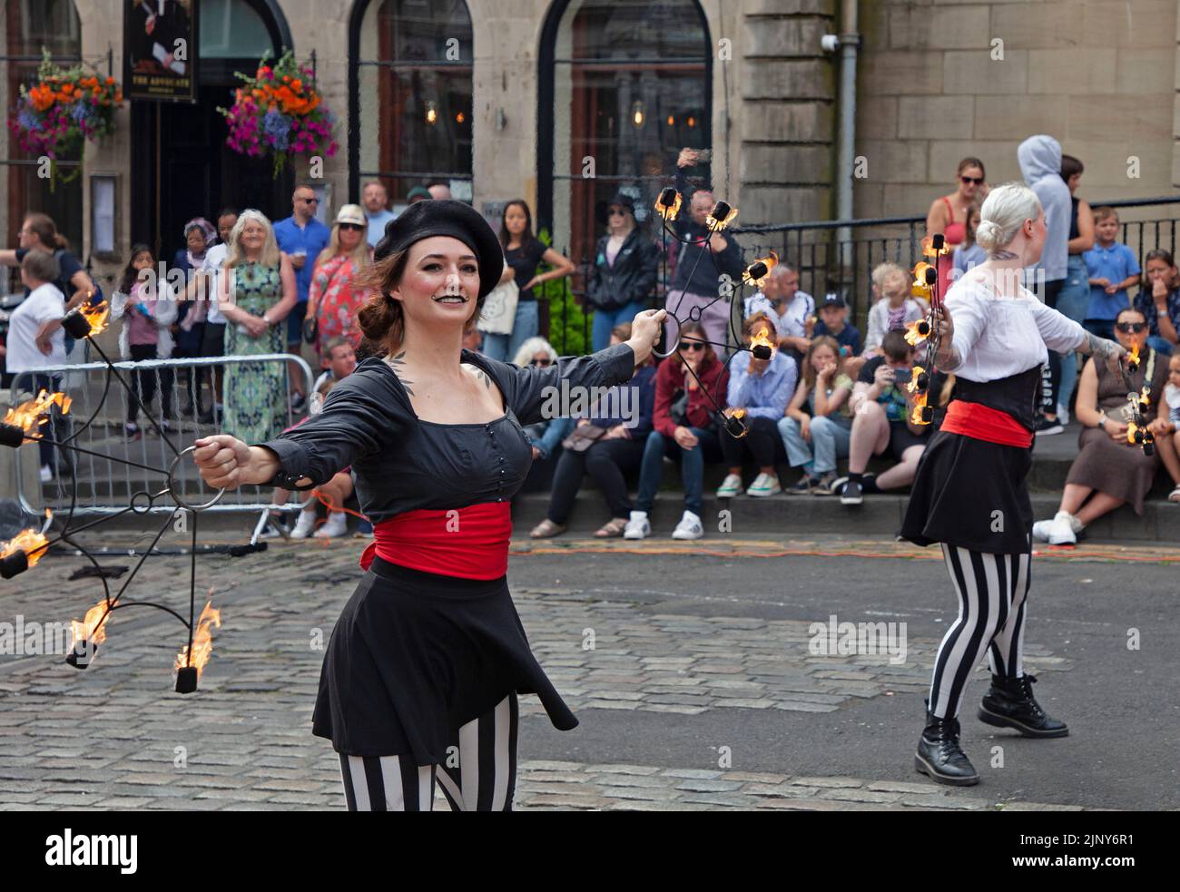 EdFringe 10th Day, Édimbourg, Écosse, Royaume-Uni. Les artistes de rue obtiennent un public décent sur et en dehors du Royal Mile. Photo: Kimpania Phoenica (salon de feu) des Etats-Unis divertir avec leurs compétences avec des torches de feu et des boules de feu. Credit: ArchWhite/alamy Live news. Banque D'Images