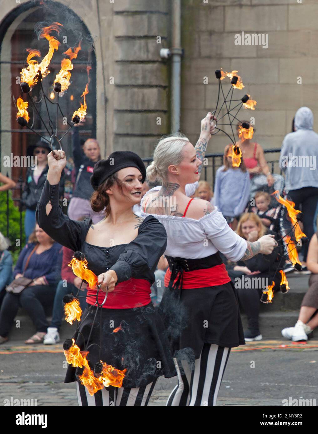 EdFringe 10th Day, Édimbourg, Écosse, Royaume-Uni. Les artistes de rue obtiennent un public décent sur et en dehors du Royal Mile. Photo : Kimpania Phoenicia (Fire Show) des États-Unis divertit avec leurs compétences avec des torches de feu et des boules de feu sur le terrain de Hunter's Square. Credit: ArchWhite/alamy Live news. Banque D'Images