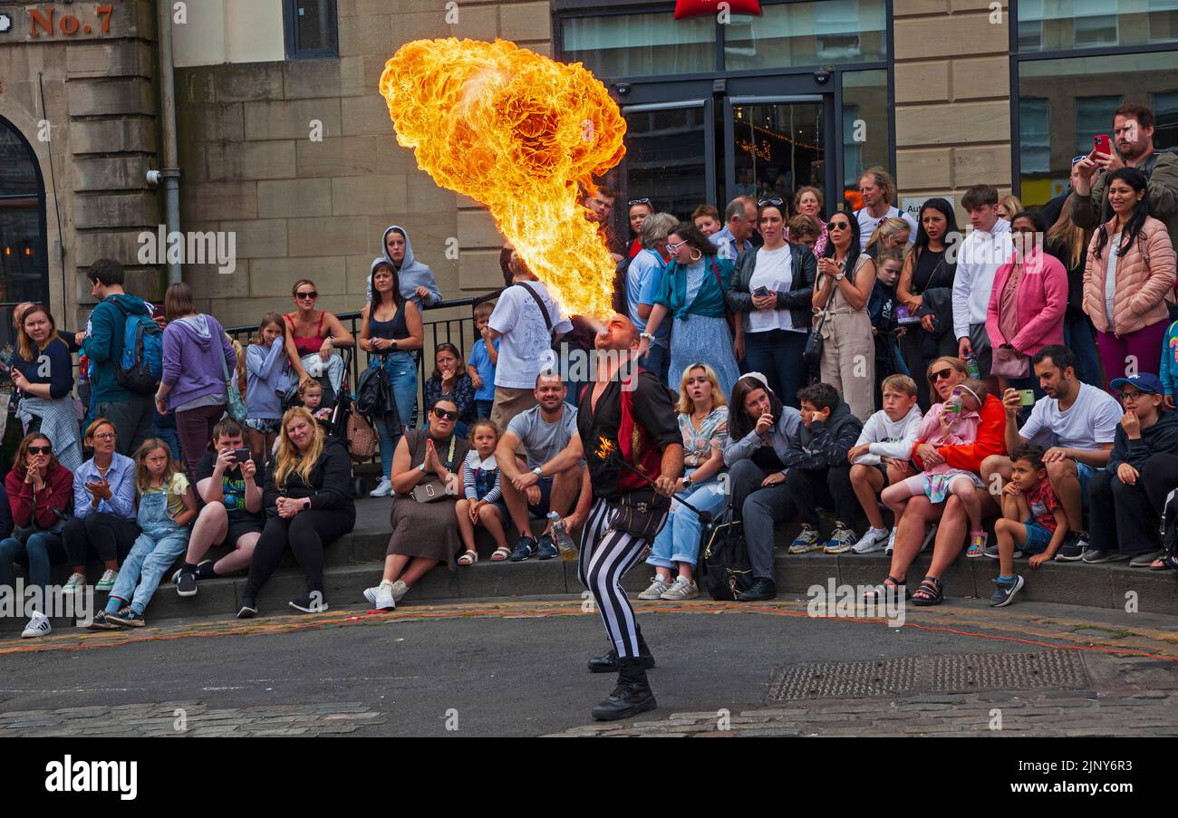 EdFringe 10th Day, Édimbourg, Écosse, Royaume-Uni. Les artistes de rue obtiennent un public décent sur et en dehors du Royal Mile. Photo : Kimpania Phoenicia (Fire Show) des États-Unis divertit avec leurs compétences avec des torches de feu et des boules de feu sur le terrain de Hunter's Square. Credit: ArchWhite/alamy Live news. Banque D'Images