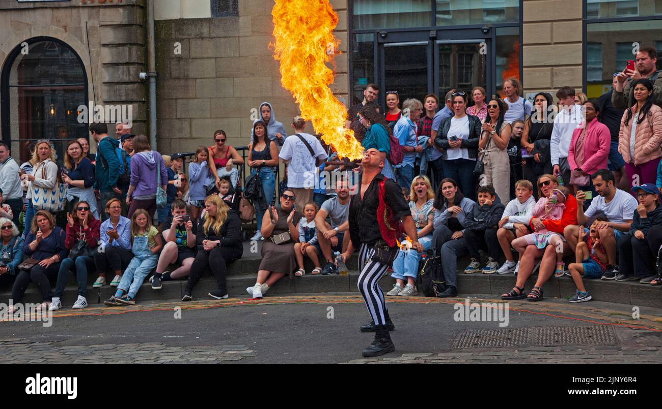 EdFringe 10th Day, Édimbourg, Écosse, Royaume-Uni. Les artistes de rue obtiennent un public décent sur et en dehors du Royal Mile. Photo : Kimpania Phoenicia (Fire Show) des États-Unis divertit avec leurs compétences avec des torches de feu et des boules de feu sur le terrain de Hunter's Square. Credit: ArchWhite/alamy Live news. Banque D'Images