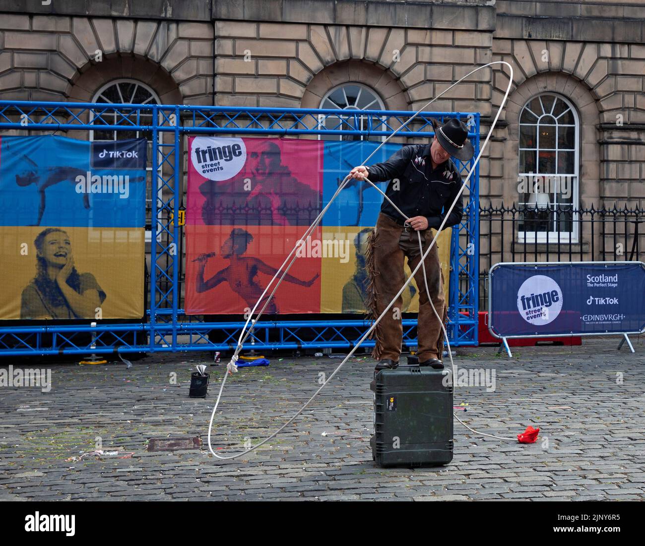 EdFringe 10th Day, Édimbourg, Écosse, Royaume-Uni. Les artistes de rue obtiennent un public décent sur et en dehors du Royal Mile. En photo : Todd 'The Cowboy' démontre son talent avec le lasso. Credit: ArchWhite/alamy Live news. Banque D'Images