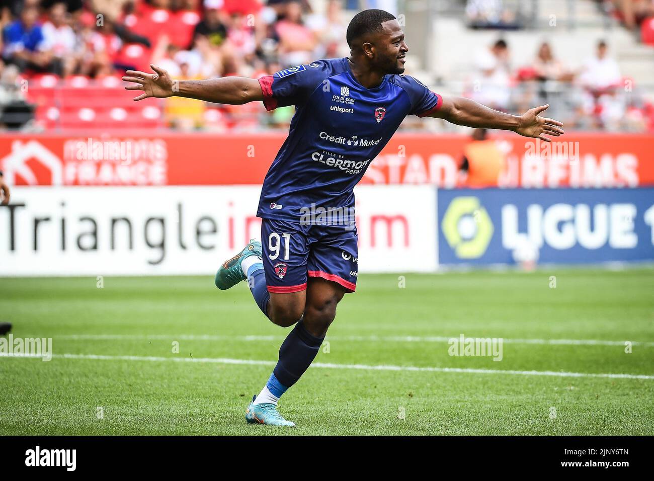Reims, France. 14th août 2022. JEREMIE BELA de Clermont foot 63 célèbre son but lors de l'action de la Ligue française 1 contre le Stade de Reims au stade Auguste Delaune. (Image de crédit : © Matthieu Mirville/ZUMA Press Wire) Banque D'Images