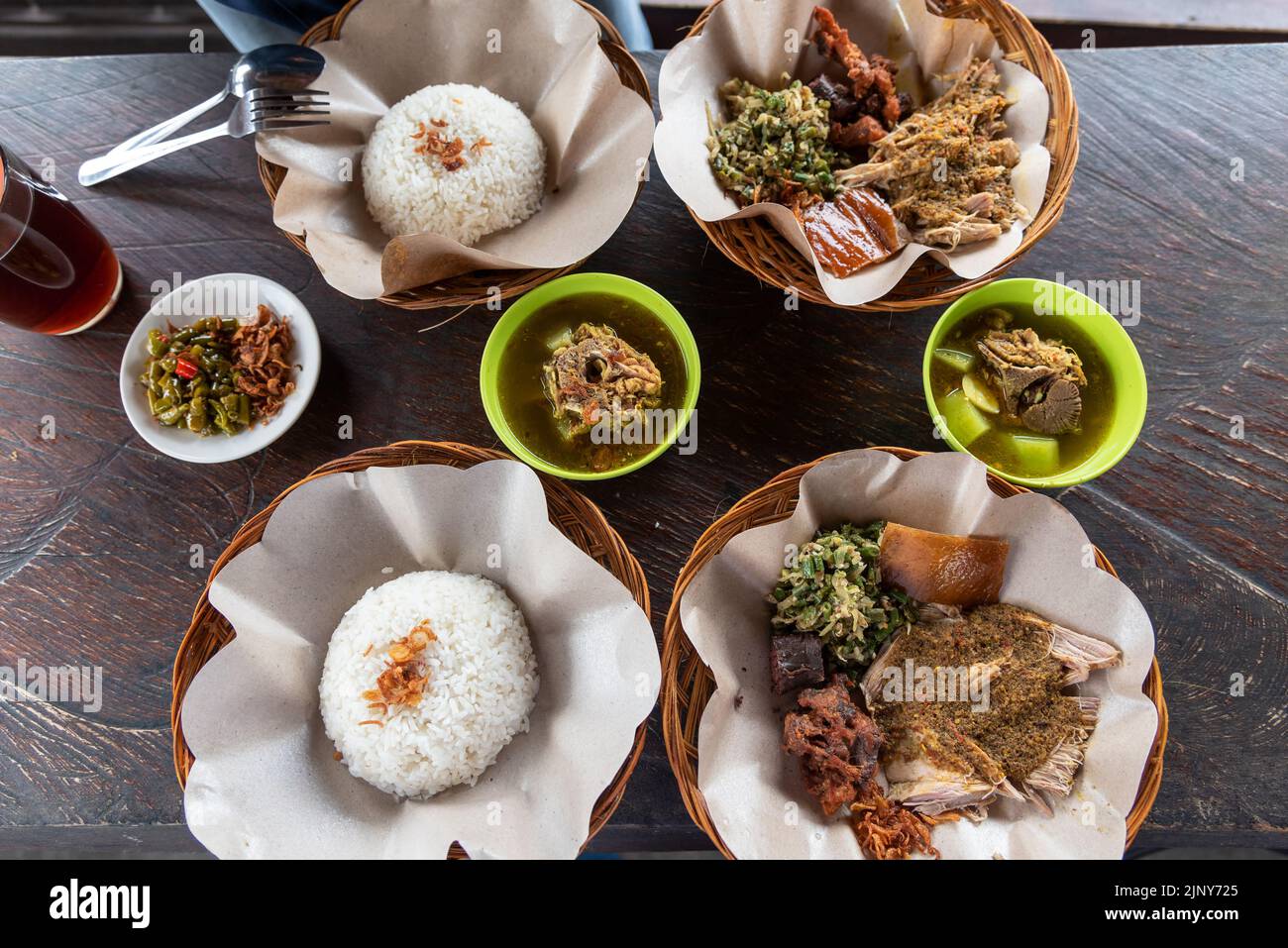 Riz alimentaire traditionnel balinais avec Babi Guling et Sambal Terasi Banque D'Images