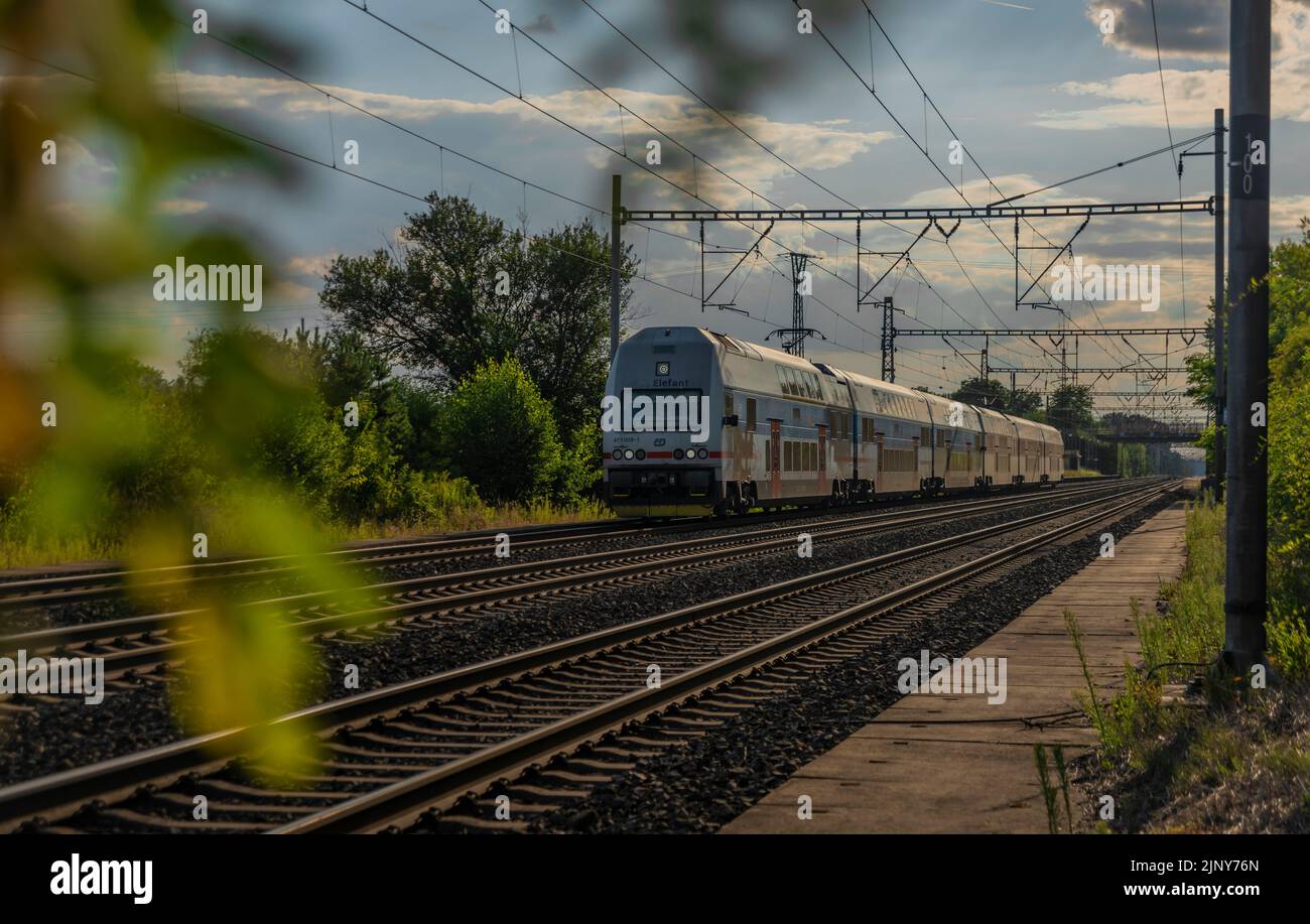 Trains sur le principal chemin de fer tchèque Prague Kolin en été chaude chaude soirée ensoleillée Banque D'Images