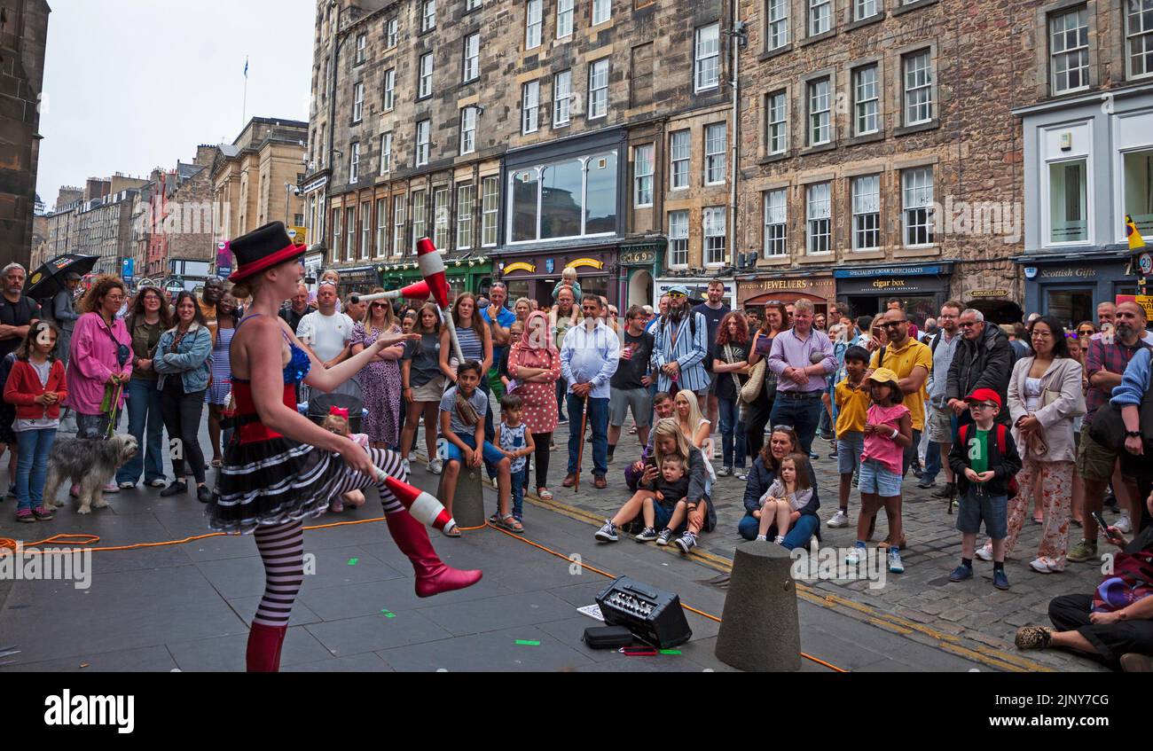 EdFringe 10th Day, Édimbourg, Écosse, Royaume-Uni. Les artistes de rue obtiennent un public décent sur et en dehors du Royal Mile. Photo : une Lygia une jongleur femelle s'amuse dans les alcôves du Royal Mile. Credit: ArchWhite/alamy Live news. Banque D'Images