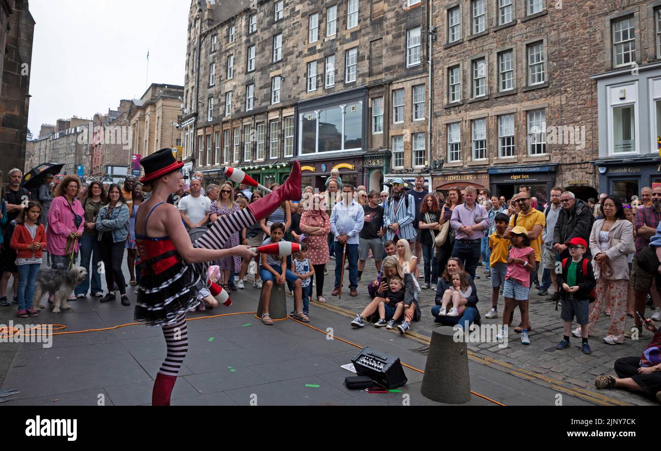 EdFringe 10th Day, Édimbourg, Écosse, Royaume-Uni. Les artistes de rue obtiennent un public décent sur et en dehors du Royal Mile. Photo : une Lygia une jongleur femelle s'amuse dans les alcôves du Royal Mile. Credit: ArchWhite/alamy Live news. Banque D'Images