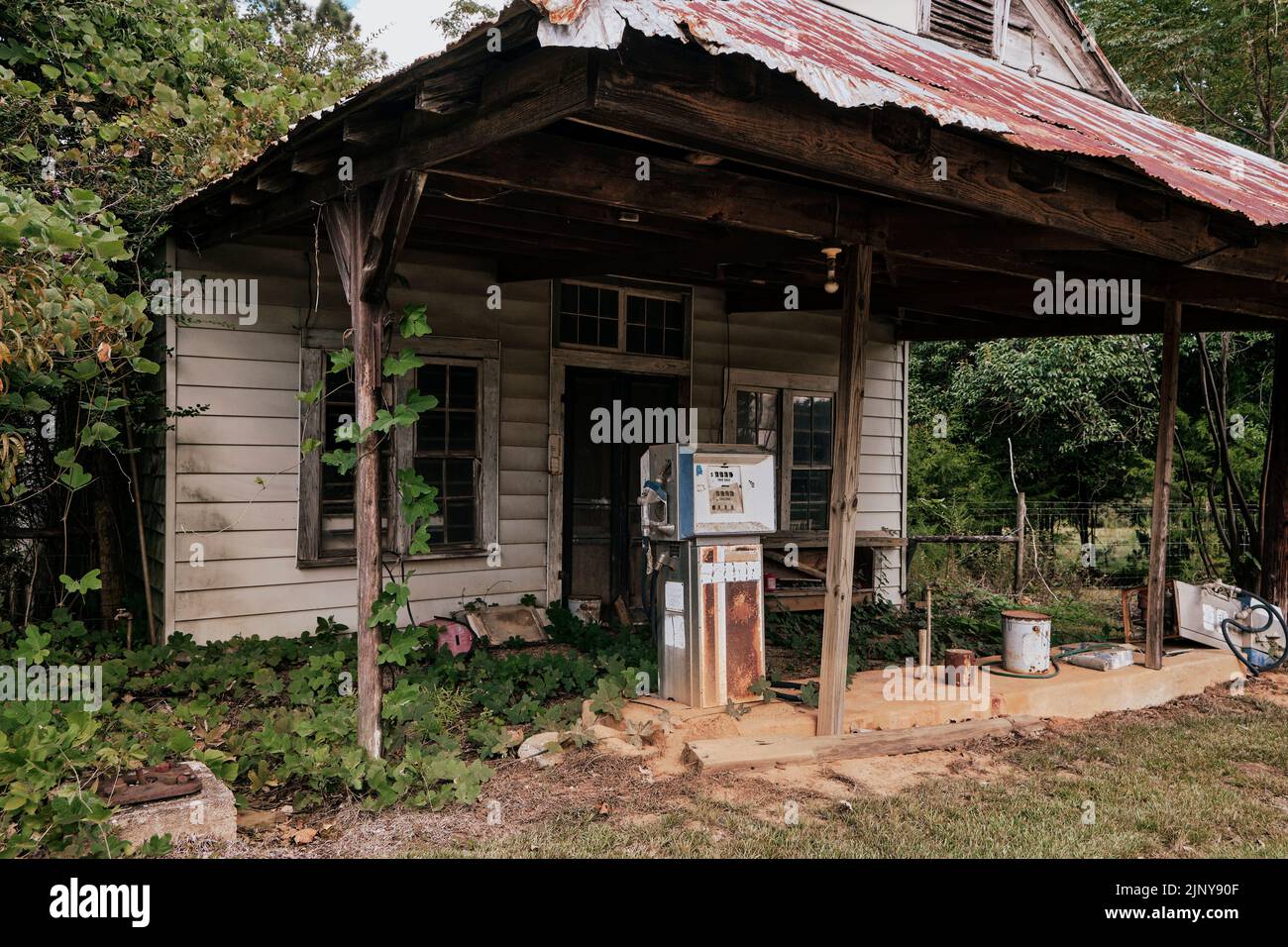 Une vieille station d'essence fermée et abandonnée, ou une station-service, le long d'une route de campagne dans les régions rurales de l'Alabama, USA. Banque D'Images