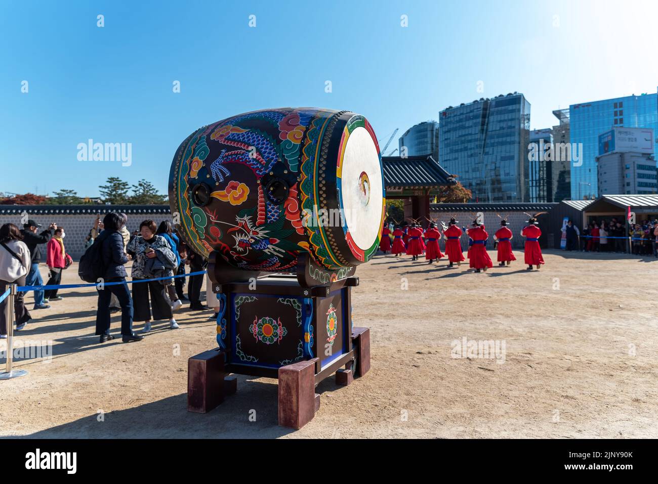 Séoul, Corée du Sud - 11 avril 2019:Un gong contre le ciel bleu, son instrument à percussion originaire d'Asie de l'est et d'Asie du Sud-est Banque D'Images