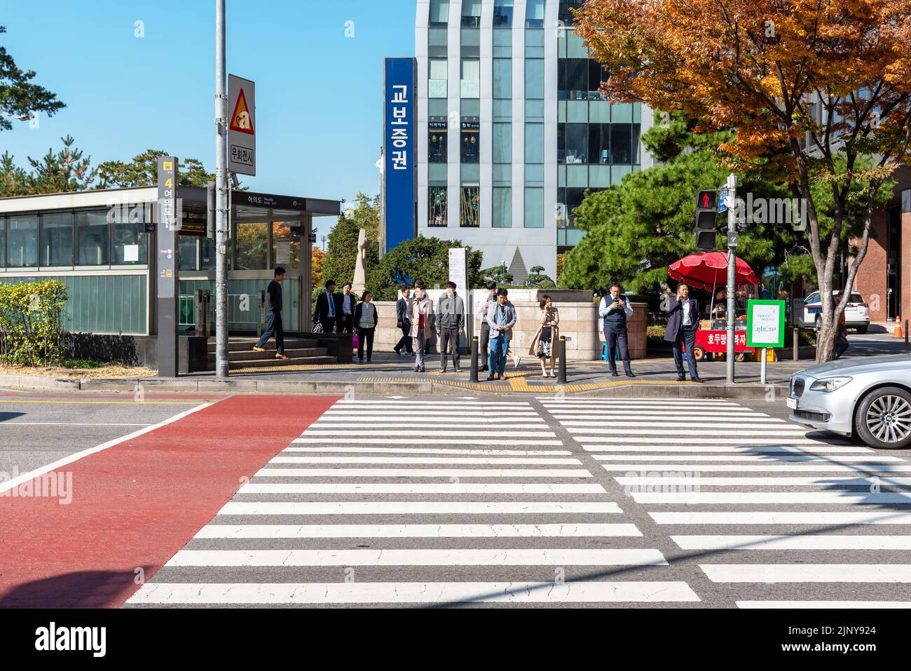 Séoul, Corée du Sud - 04 novembre 2019 : scène de rue dans le quartier de Yeouido. C'est le principal quartier financier et bancaire d'investissement de Séoul. Banque D'Images