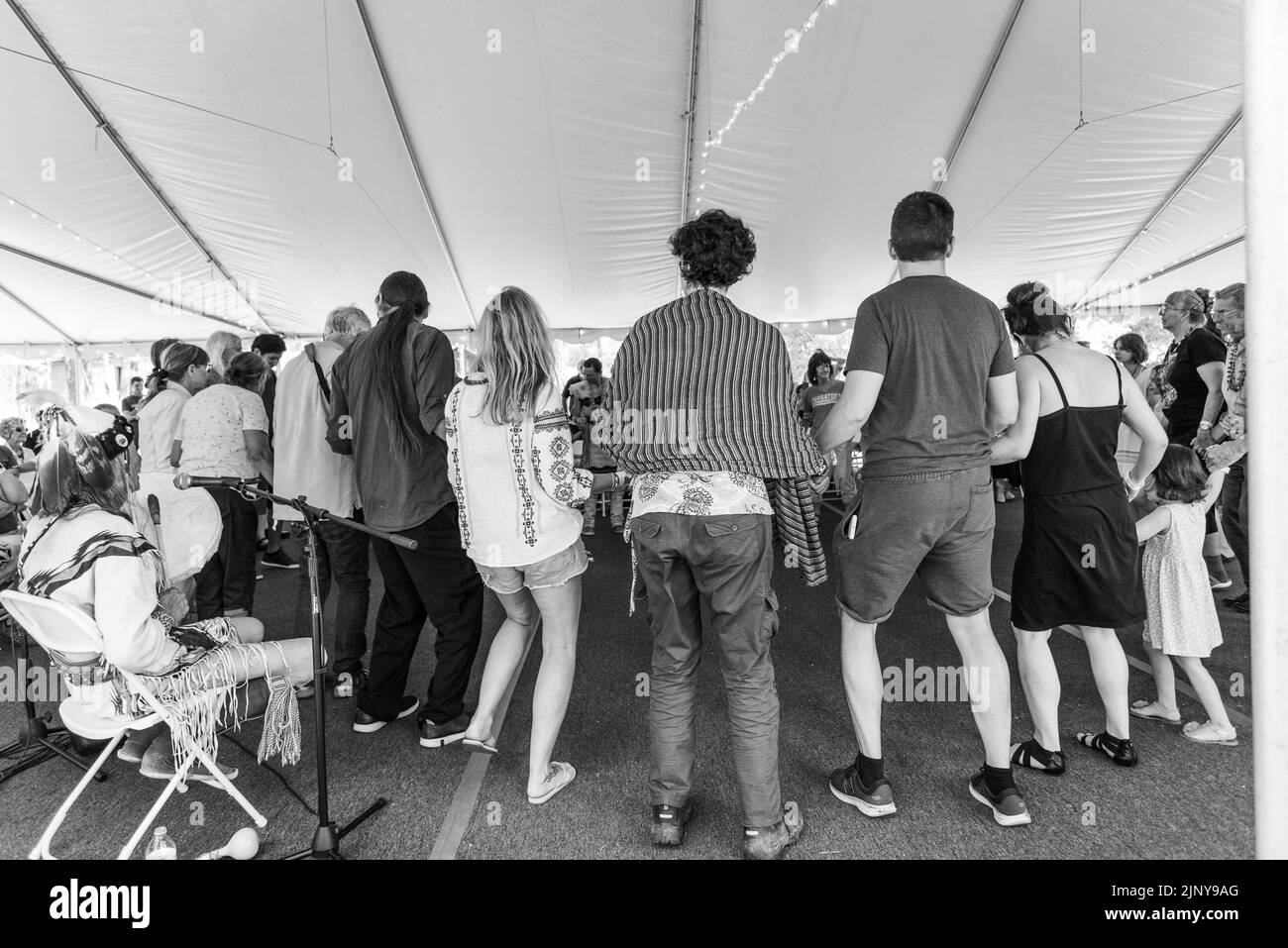 Des gens qui se tiennent à la main pendant la danse d'amitié au Navajo Festival annuel des arts et de la culture 70th à Flagstaff, Arizona, États-Unis. Banque D'Images