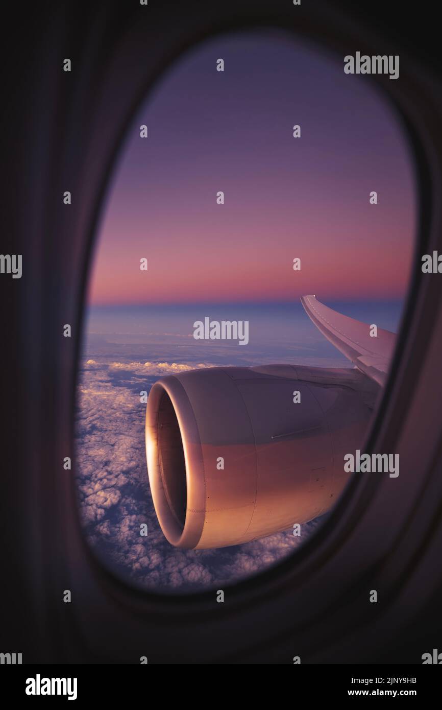Vue depuis la fenêtre de l'avion pendant le vol de nuit au-dessus de l'océan.Mise au point sélective sur le moteur à jet. Banque D'Images