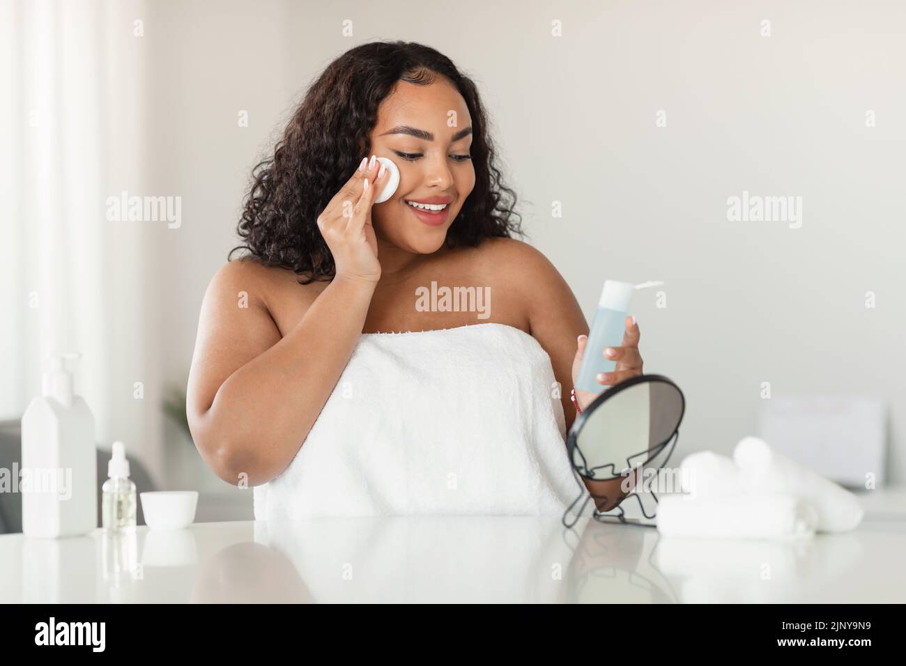 femme hispanique nettoyant la peau du visage avec des tampons de coton  après la douche enlevant le maquillage. routine de soins de la peau  24685593 Photo de stock chez Vecteezy