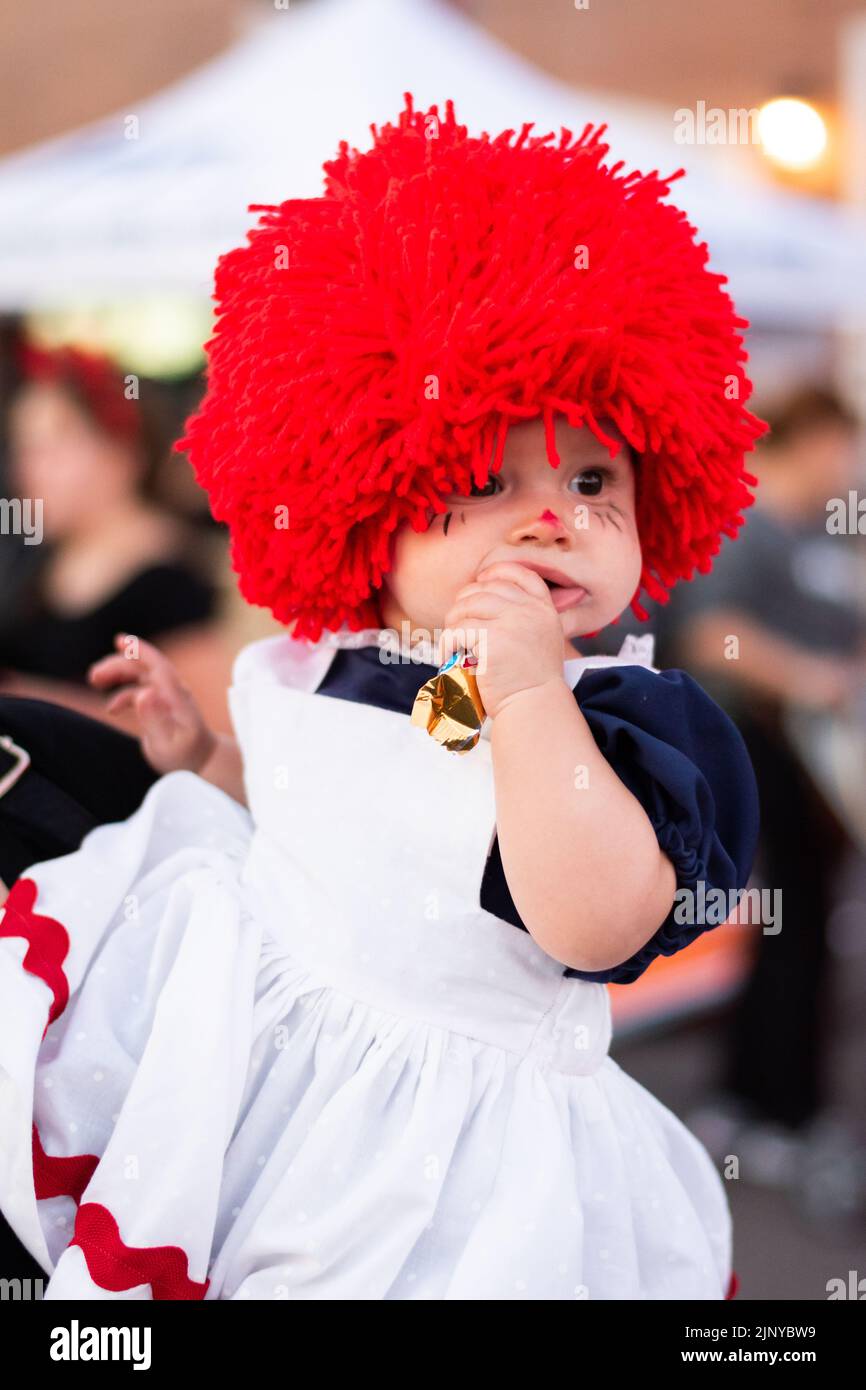Bébé fille portant le costume de poupée Raggédy Ann Halloween lors d'une fête d'Halloween à Fountain Hills, Arizona. Banque D'Images