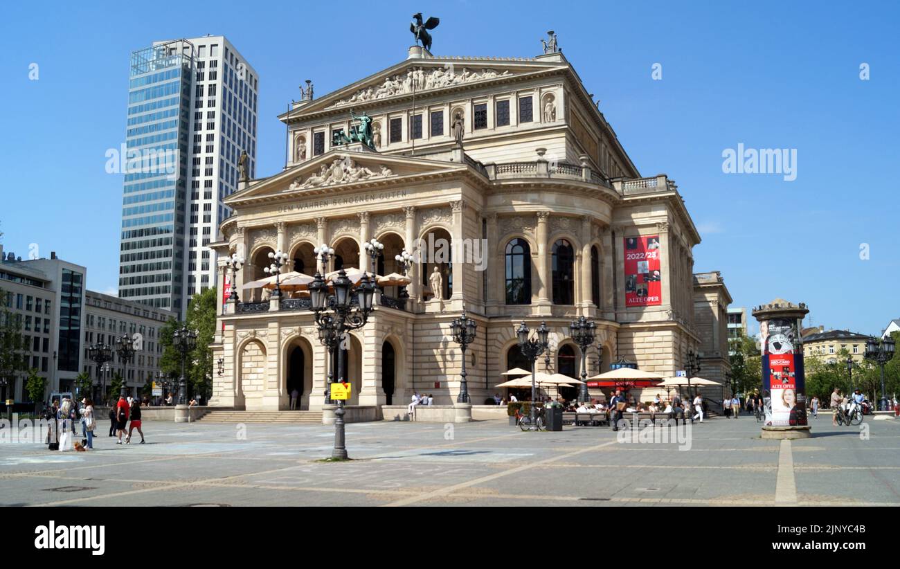 Alte Oper, ancien opéra, construit en 1880, reconstruit en 1970s comme salle de concert, situé dans le centre-ville, Innenstadt, Francfort, Allemagne Banque D'Images