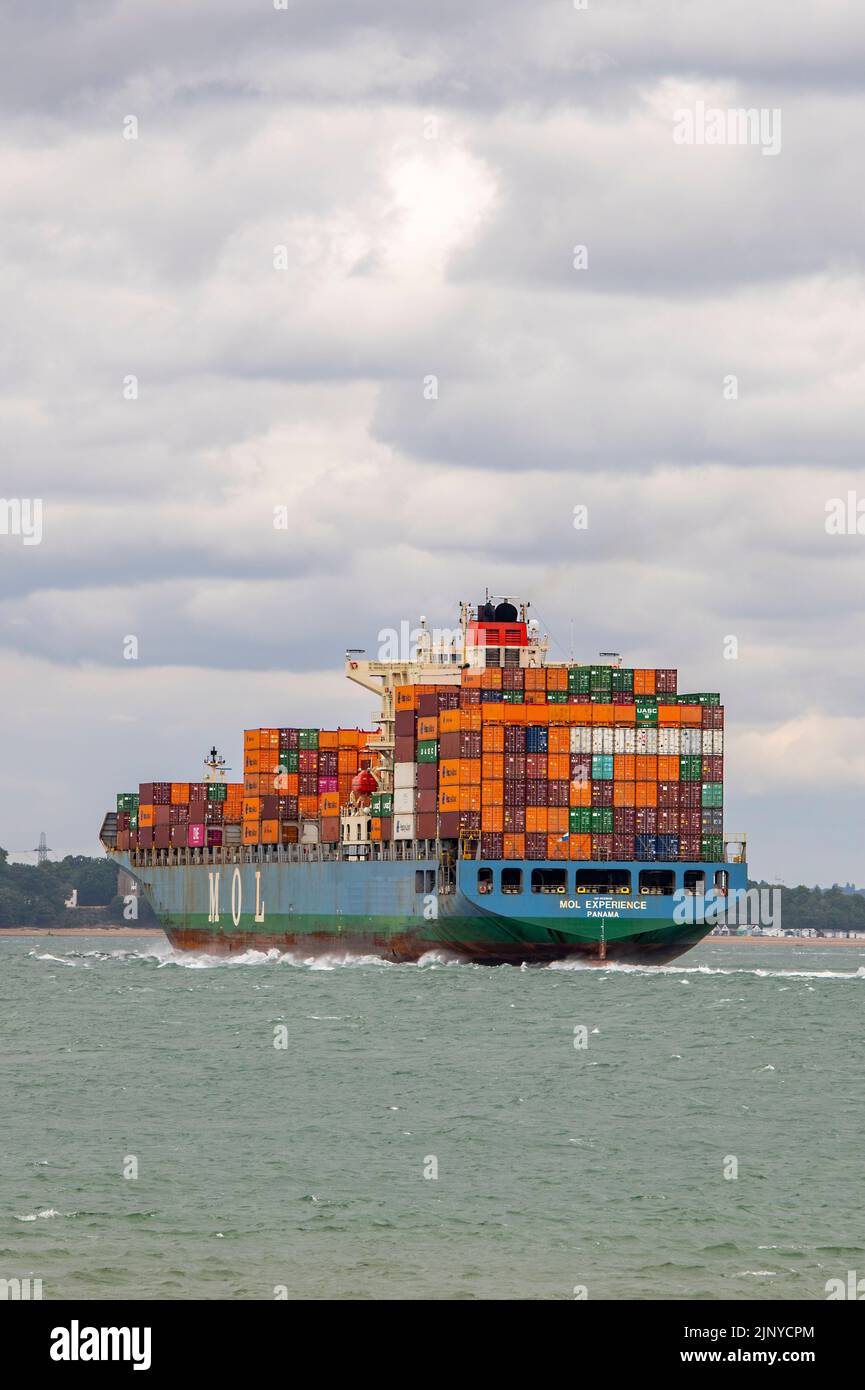 MOL Experience navire-conteneur entrant dans le port de southampton docks depuis le solent sous un ciel nuageux couvert gris, gros conteneurs d'expédition. Banque D'Images