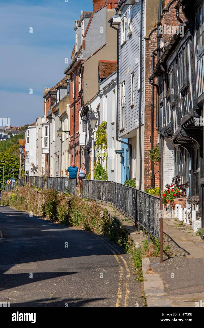 rue historique typique de la ville balnéaire britannique de hastings sur la côte de kent, propriétés historiques mitoyennes, maisons mitoyennes à hastings, rue Banque D'Images