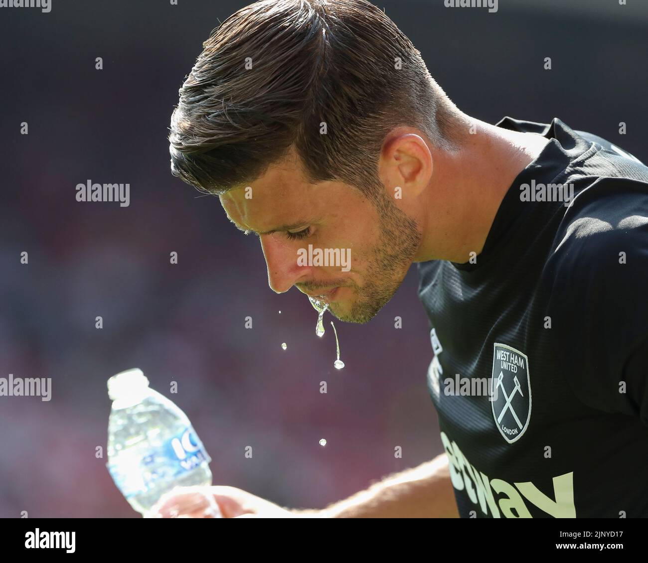 Nottingham, Royaume-Uni. 14th août 2022 ; The City Ground, Nottingham, Notinghamshire, Angleterre ; Premier League football, Nottingham Forest versus West Ham : Aaron Cresswell de West Ham United est sorti de l'eau crédit: Action plus Sports Images/Alamy Live News Banque D'Images