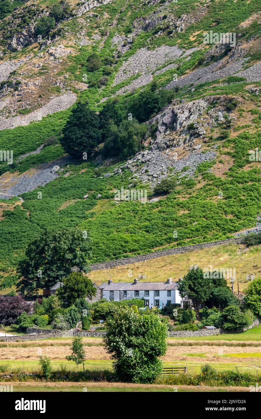 belle ferme nichée au fond d'une colline ou d'une montagne escarpée dans le quartier des lacs de cumbria au royaume-uni, les lacs, ferme, coquillages. Banque D'Images
