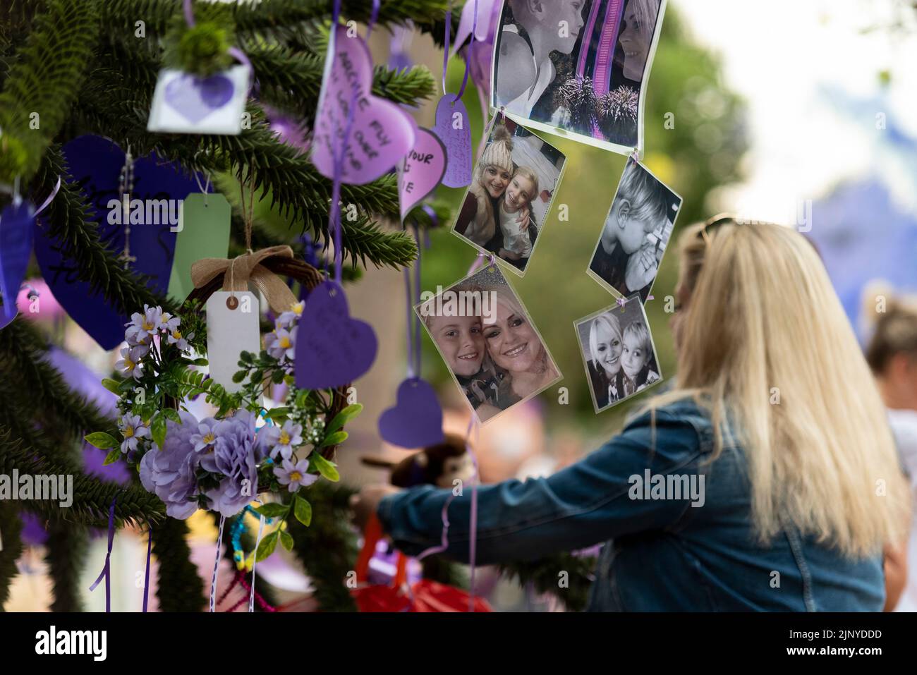 Priory Park, Southend on Sea, Essex, Royaume-Uni. 14th août 2022. Des gens se sont rassemblés à Priory Park, dans la ville natale d'Archie Battersbee, pour rendre hommage au garçon de 12 ans qui est décédé cette semaine après que son soutien de vie a été désactivé après des mois de batailles juridiques par la famille pour tenter de poursuivre le traitement. La famille, les amis et les membres du public ont été invités à se joindre à la prière et à la chanson, les messages étant mis en appui. Des rubans et des cartes violets étaient attachés aux arbres Banque D'Images