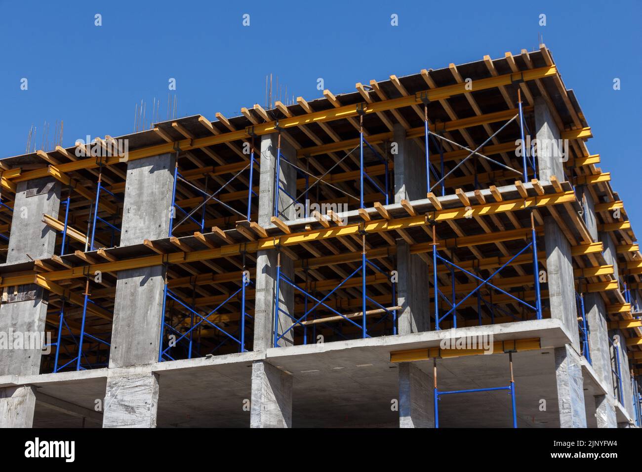 Construction d'un bâtiment résidentiel. Partie de l'immobilier urbain et de l'architecture. Façade d'un bâtiment résidentiel. Banque D'Images