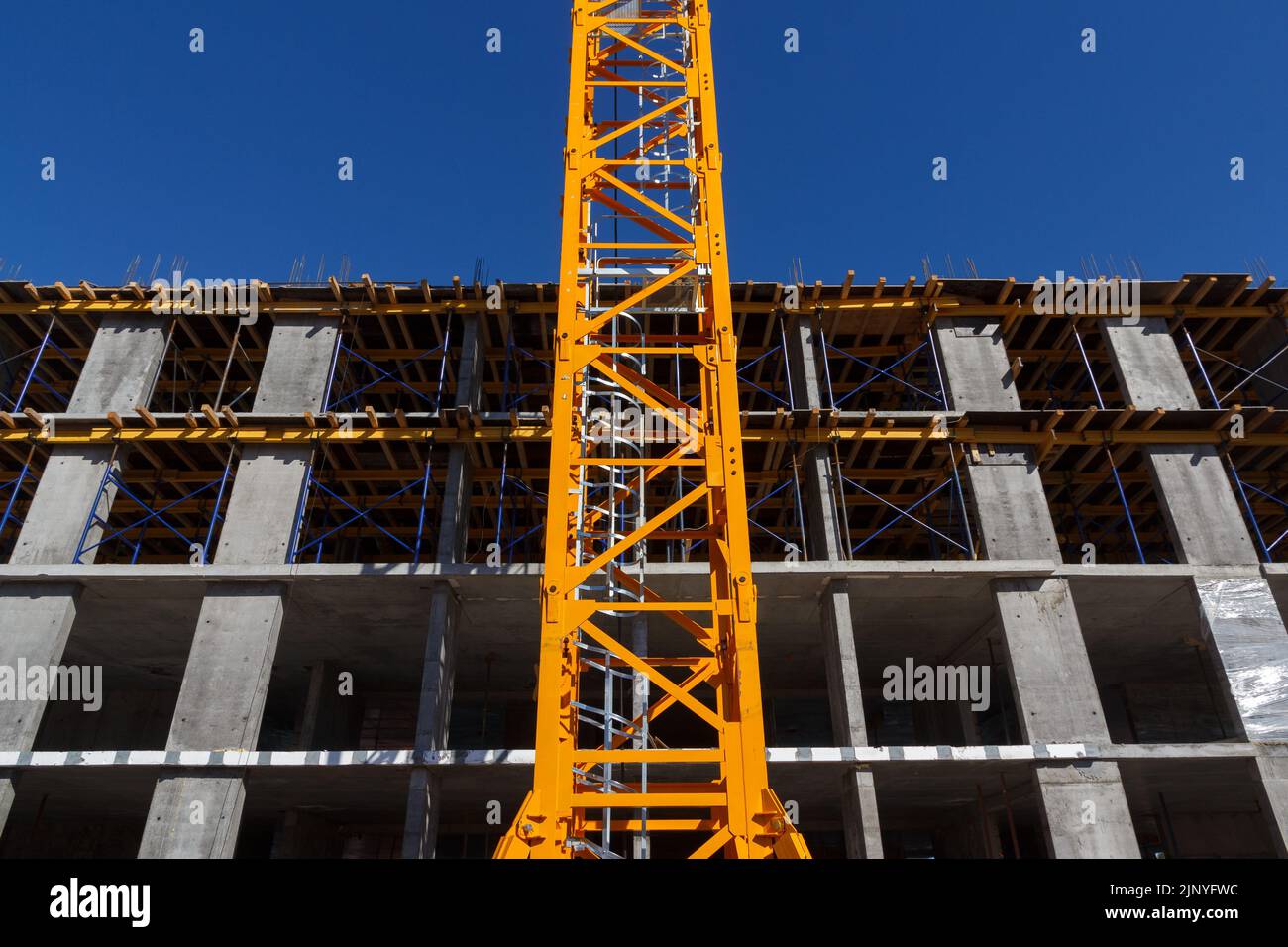 Construction d'un bâtiment résidentiel. Partie de l'immobilier urbain et de l'architecture. Façade d'un bâtiment résidentiel. Banque D'Images