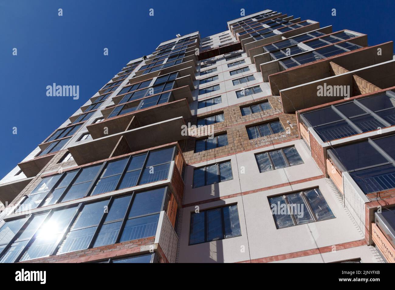 Construction d'un bâtiment résidentiel. Partie de l'immobilier urbain et de l'architecture. Façade d'un bâtiment résidentiel. Banque D'Images