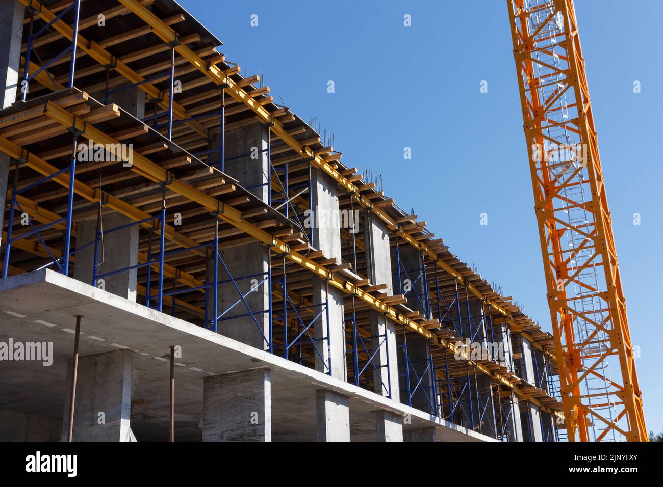Construction d'un bâtiment résidentiel. Partie de l'immobilier urbain et de l'architecture. Façade d'un bâtiment résidentiel. Banque D'Images