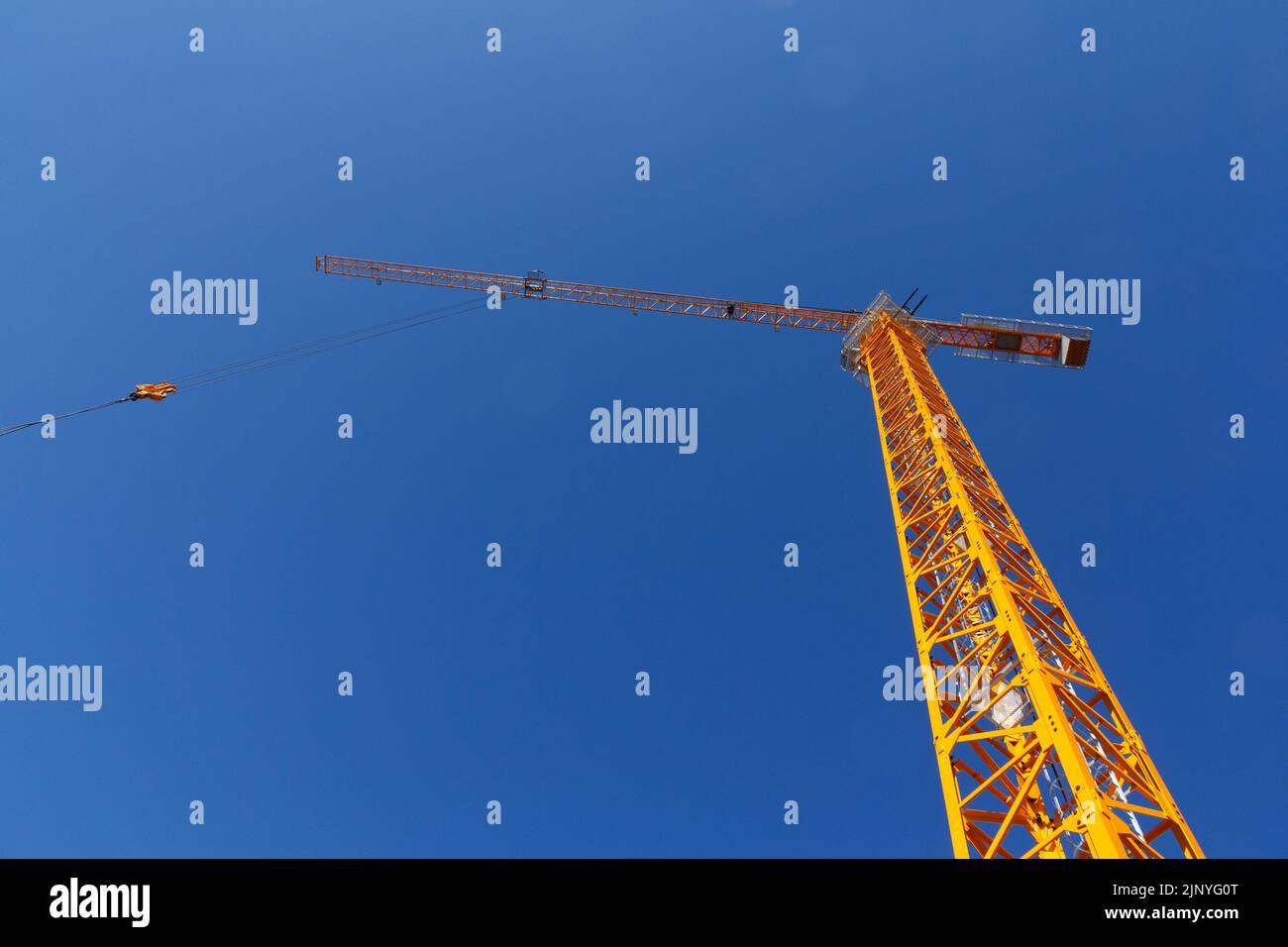 Grue de construction sur fond de ciel bleu. Équipement de levage. Construction Banque D'Images