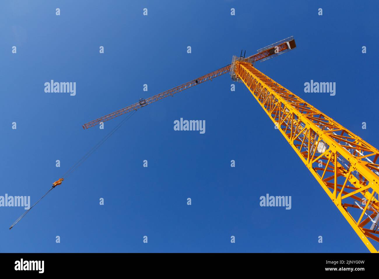 Grue de construction sur fond de ciel bleu. Équipement de levage. Construction Banque D'Images