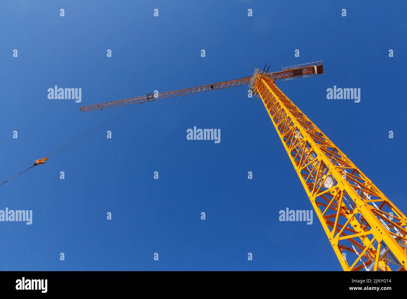 Grue de construction sur fond de ciel bleu. Équipement de levage. Construction Banque D'Images