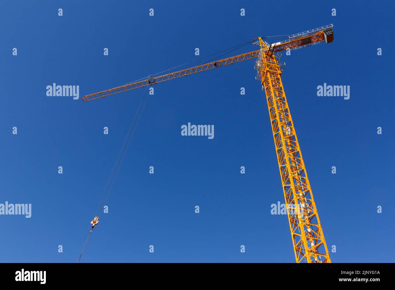Grue de construction sur fond de ciel bleu. Équipement de levage. Construction Banque D'Images
