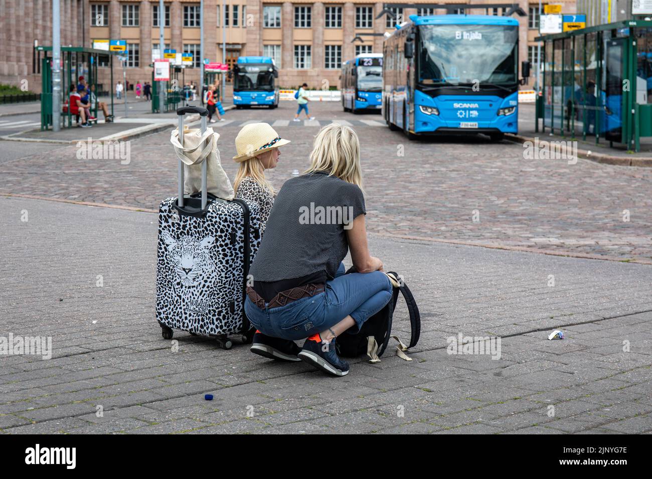 Femme et enfant attendant un bus à la gare s'arrête à Helsinki, en Finlande Banque D'Images