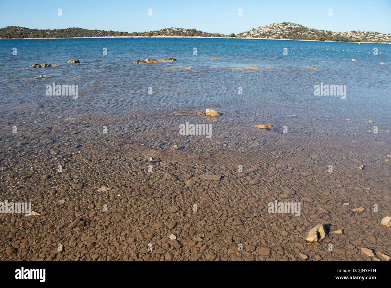 Eau claire et peu profonde dans la mer Adriatique côte croate, coléoptère de plage entre Vodice et Tribunj en Croatie Banque D'Images