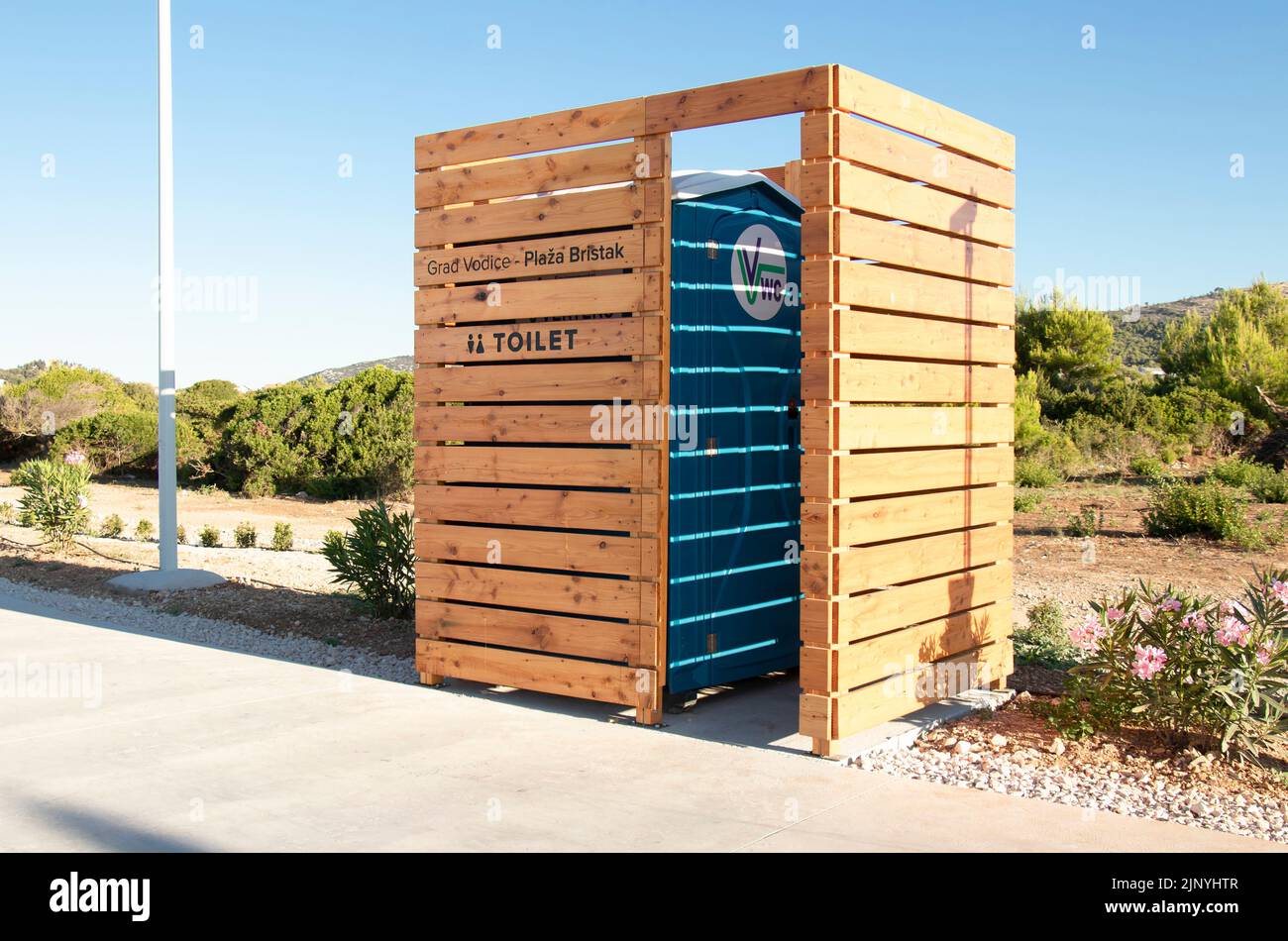 Vodice, Croatie - 19 juillet 2022 : toilettes publiques extérieures sur la plage de Bristak, à côté de la passerelle Banque D'Images