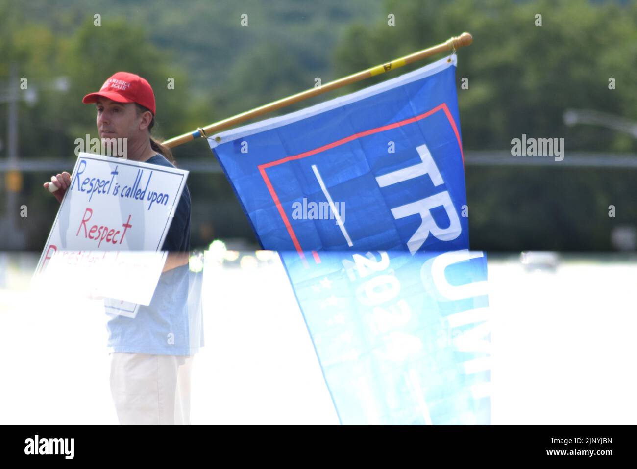 Bedminster, NJ, États-Unis. 14th août 2022. (NOUVEAU) les partisans de l'ancien président des États-Unis Donald J. Trump se rassemblent et participent à un défilé de véhicules près du club de golf national de Trump à Bedminster. 14 août 2022, Bedminster, NJ, États-Unis: Les partisans de l'ancien président des États-Unis Donald J. Trump se rassemblent et participent à un défilé de véhicules près du club de golf national de Trump à Bedminster, New Jersey, pour soutenir le président Trump à la suite du raid du FBI à Mar-a-Lago à Palm Beach, en Floride. Crédit : ZUMA Press, Inc./Alay Live News Banque D'Images