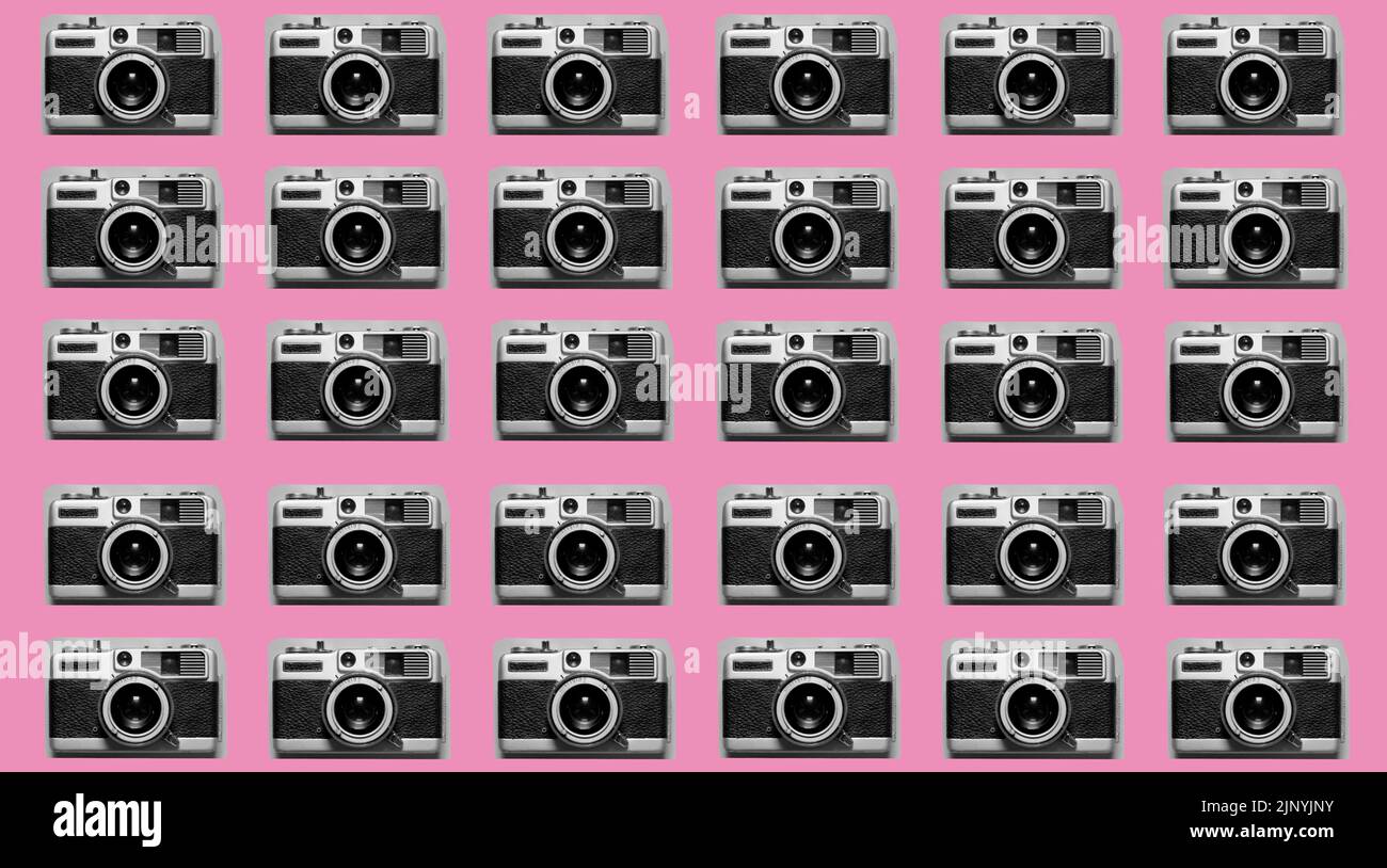 Collage de motifs de caméras analogiques rétro isolées sur fond rose. montage mozaïque. Collage Banque D'Images