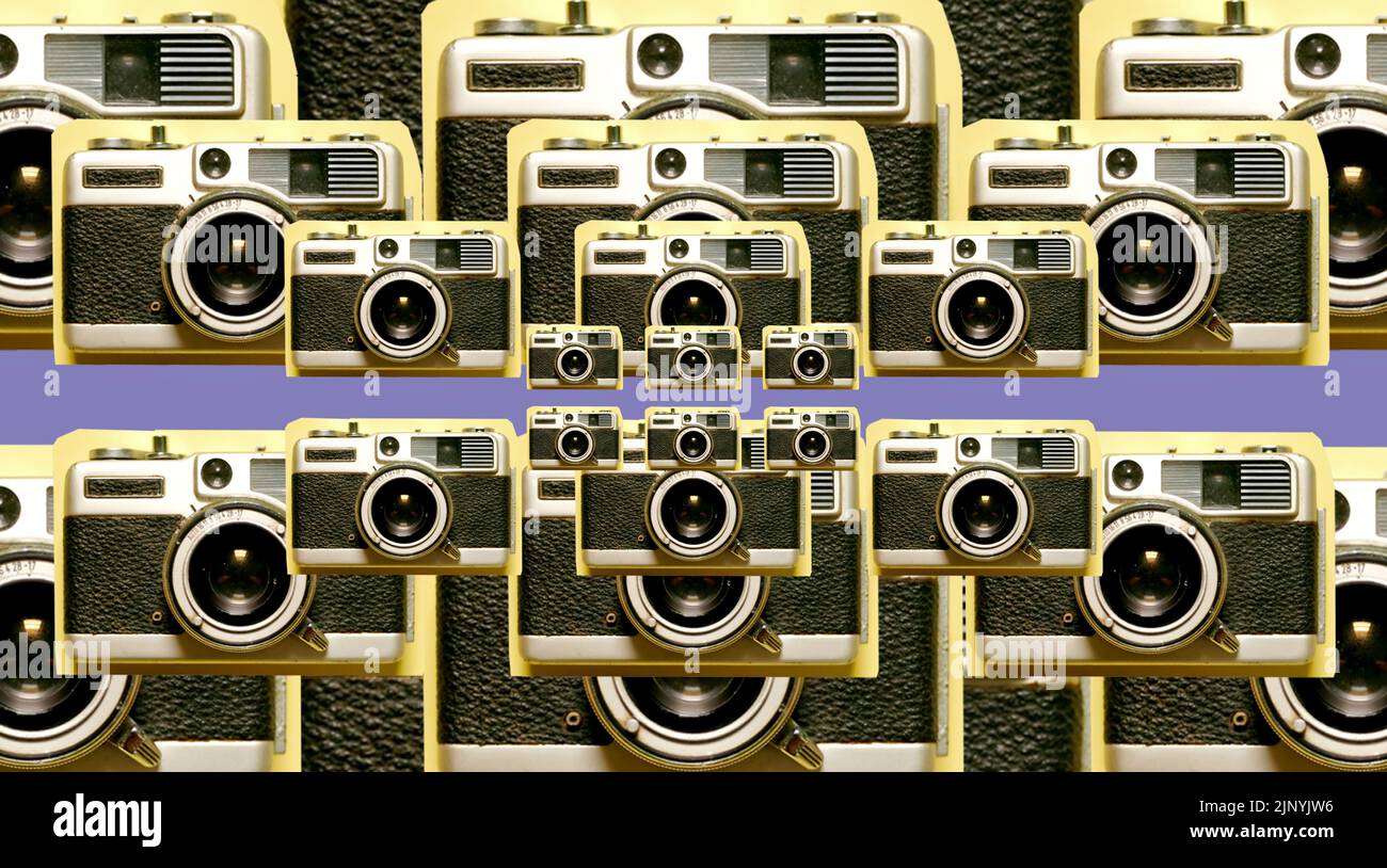 Modèle de caméras analogiques rétro isolées sur fond bleu. mozaïque. montage. Collage Banque D'Images
