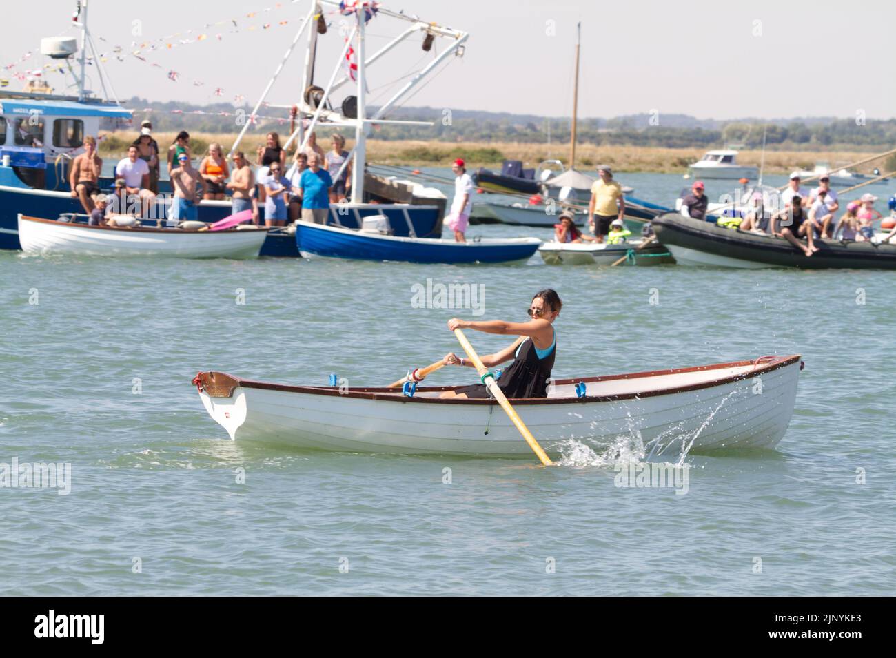 Régate de Mersea Ouest sur l'île Mersea, dans l'Essex. La régate est dirigée presque continuellement depuis 1838 et est organisée par des bénévoles. Course d'aviron. Banque D'Images