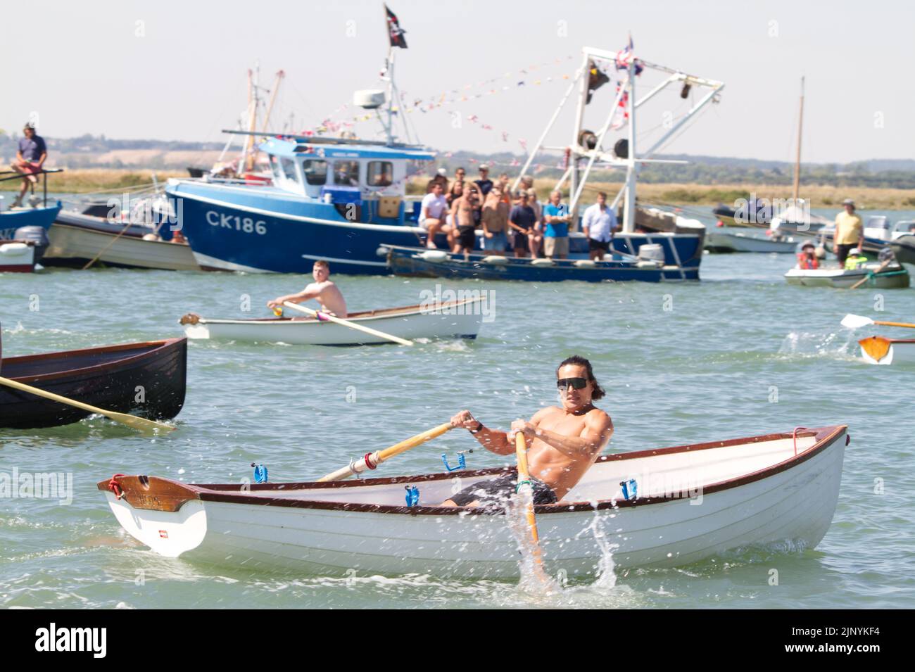 Régate de Mersea Ouest sur l'île Mersea, dans l'Essex. La régate est dirigée presque continuellement depuis 1838 et est organisée par des bénévoles. Course d'aviron. Banque D'Images