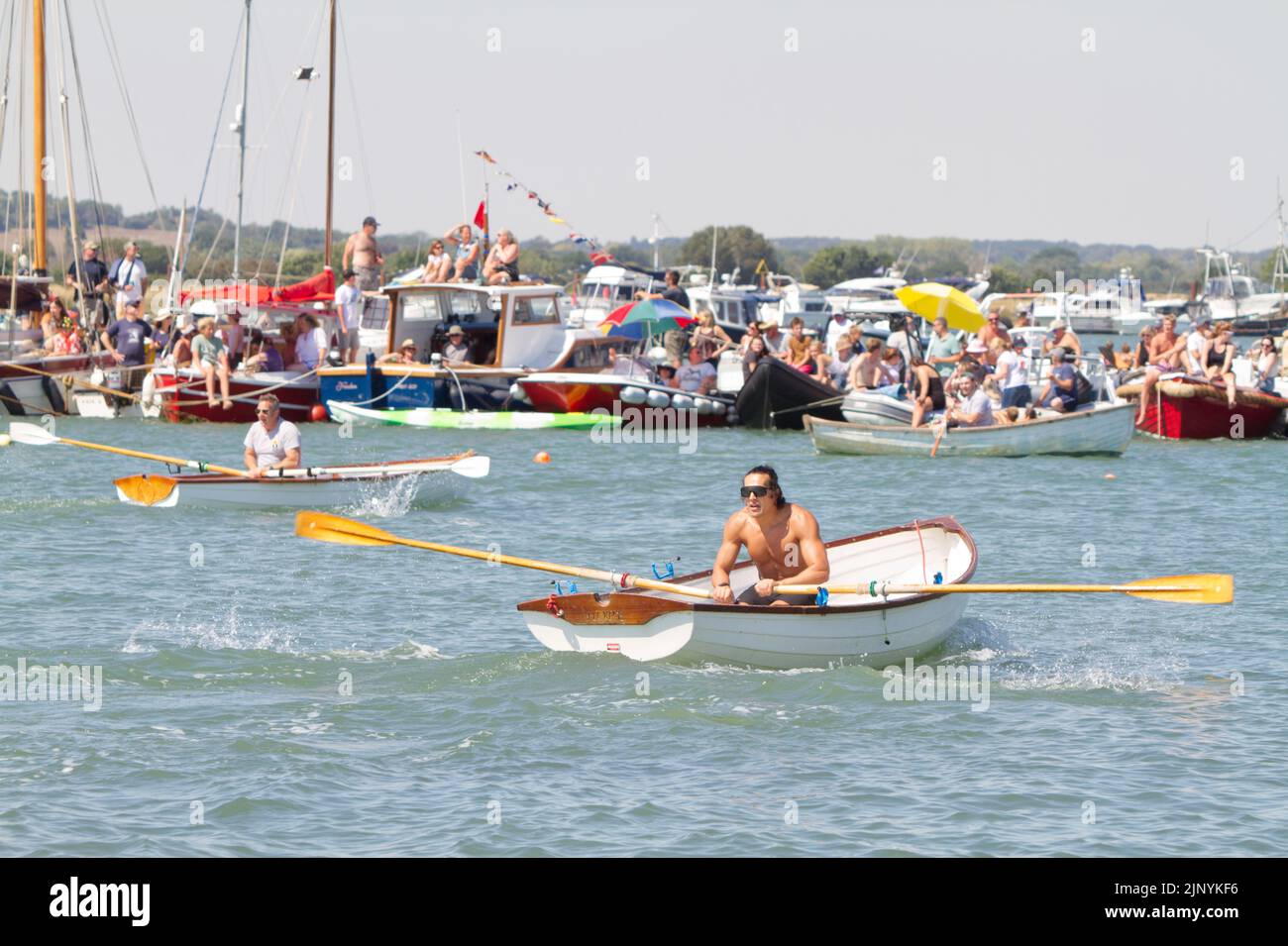 Régate de Mersea Ouest sur l'île Mersea, dans l'Essex. La régate est dirigée presque continuellement depuis 1838 et est organisée par des bénévoles. Course d'aviron. Banque D'Images