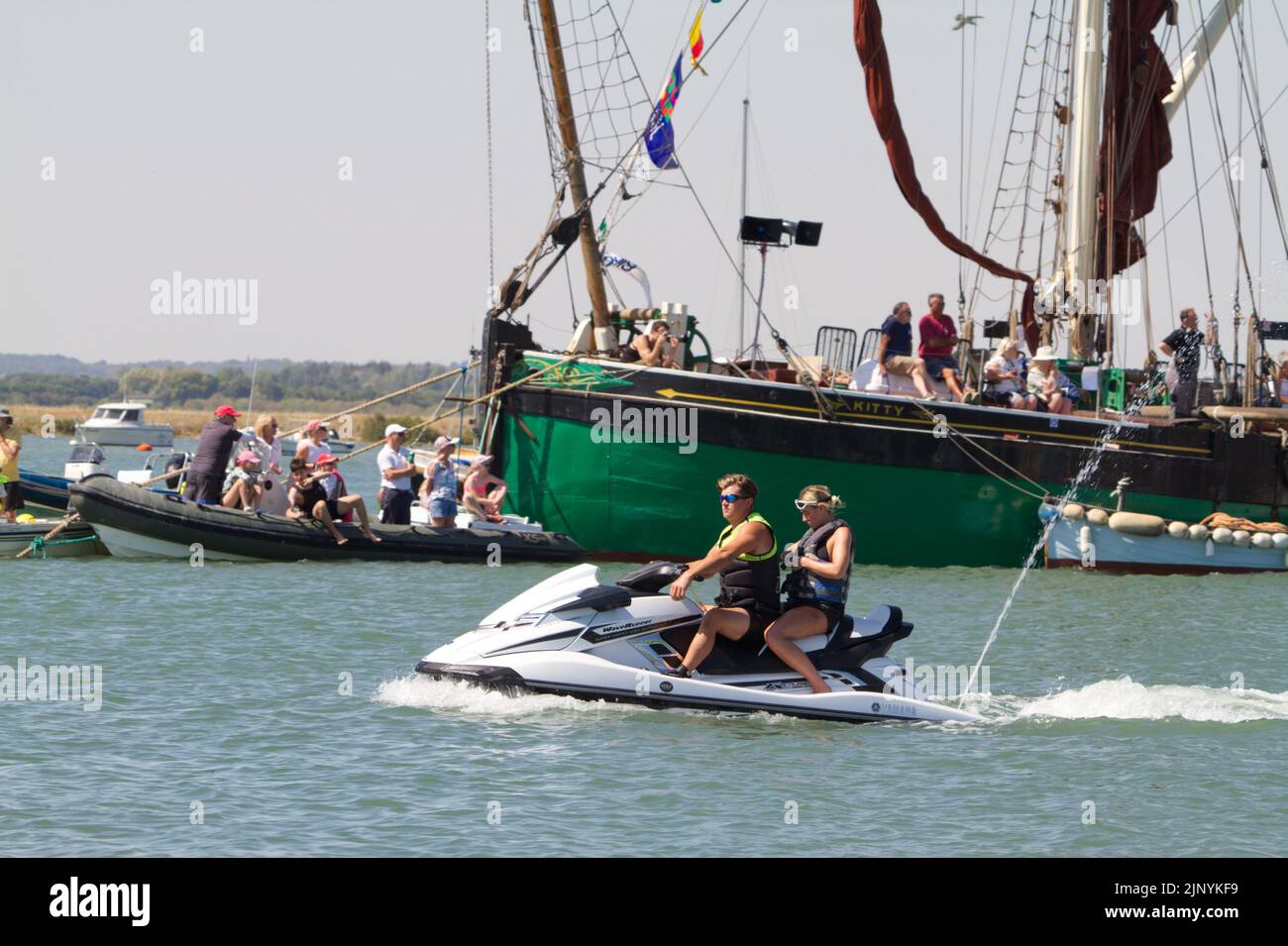 Régate de Mersea Ouest sur l'île Mersea, dans l'Essex. La régate est dirigée presque continuellement depuis 1838 et est organisée par des bénévoles. Couple sur jetski Banque D'Images