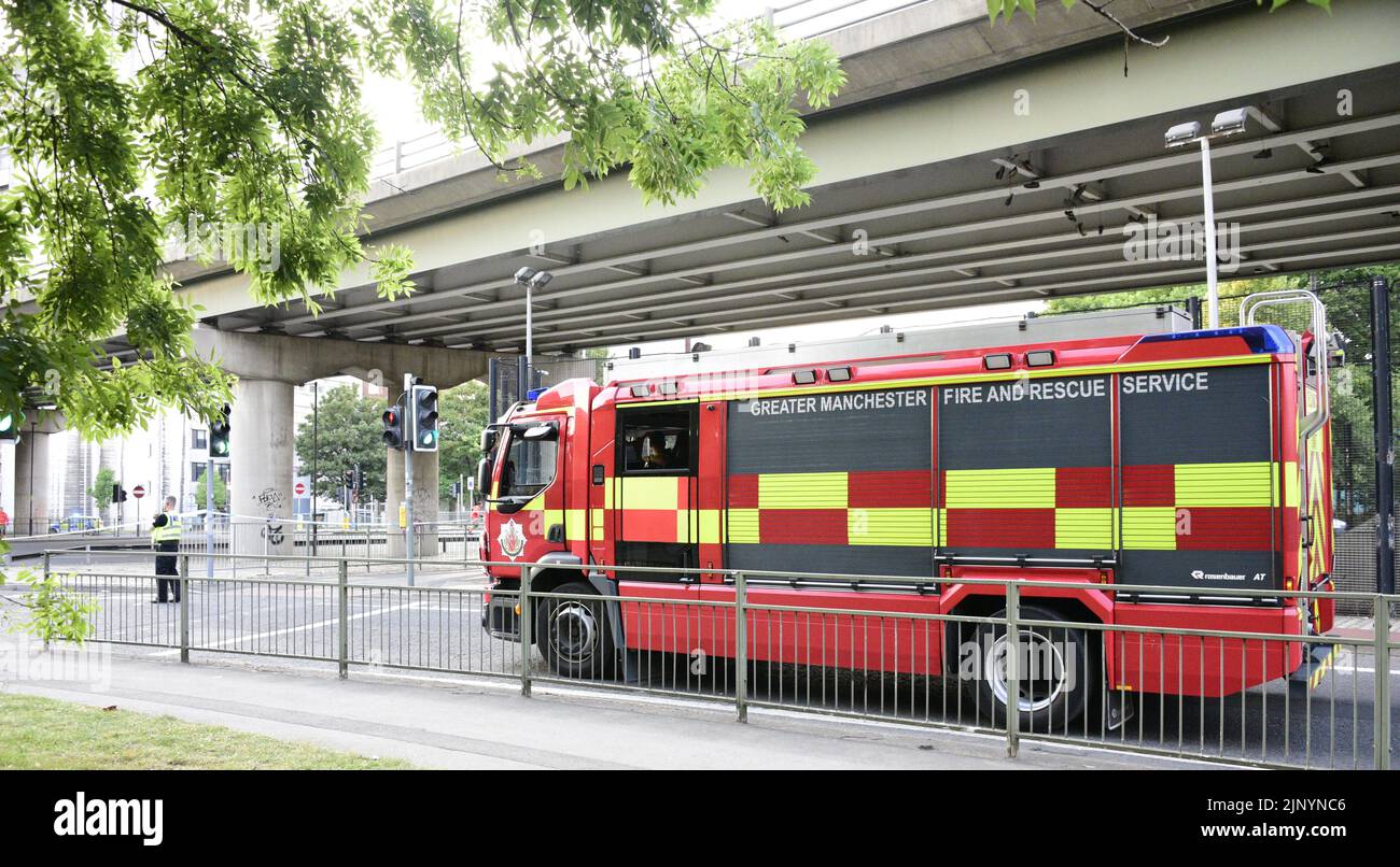 Manchester, Royaume-Uni, 14th août 2022. Les pompiers et les sauveteurs du Grand Manchester arrivent pour vous aider. Un homme caucasien semble être sur le bord du pont de la voie Mancunienne, parfois sur le bord extérieur, à plusieurs mètres au-dessus de la route, parlant aux policiers. Des moteurs d'incendie, une ambulance et quelque 5 véhicules de police sont présents. La Mancunian Way et la London Road sont toutes deux fermées et la circulation est redirigée. Le cordon de police a été levé à 20,45 ans et un témoin a déclaré que l'homme en question était en sécurité. Crédit : Terry Waller/Alay Live News Banque D'Images