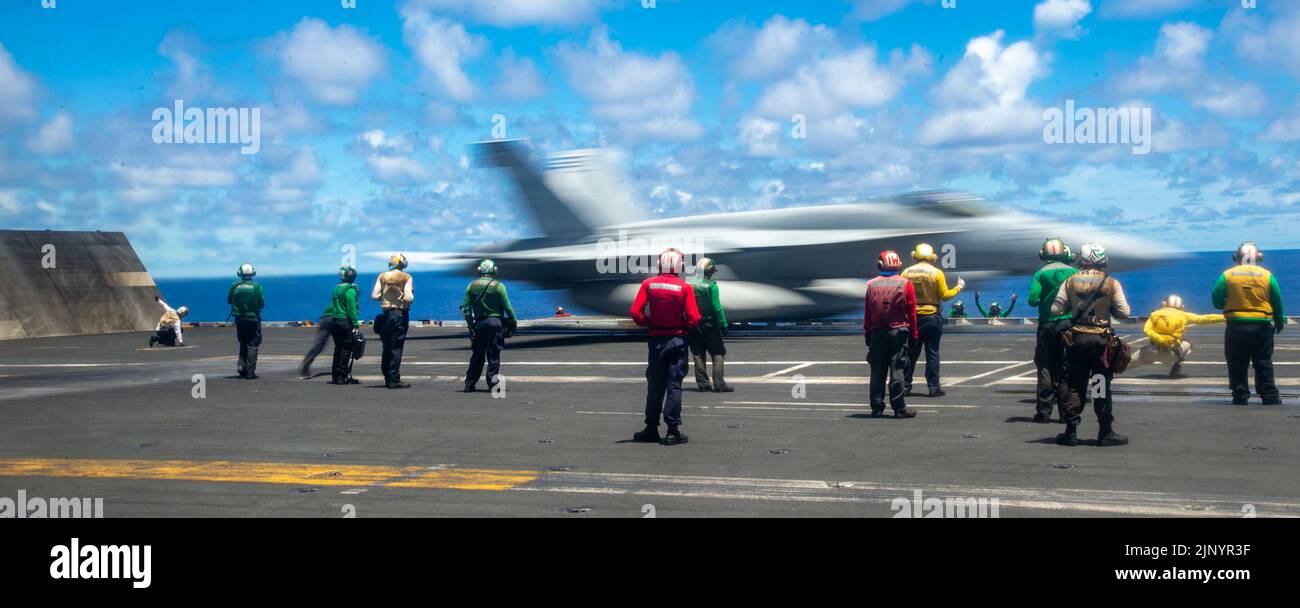 220813-N-YQ181-1058 MER DES PHILIPPINES (AOÛT 13, 2022) un F/A-18F Super Hornet, attaché aux Diamondbacks du Strike Fighter Squadron (VFA) 102, est lancé à partir du pont de vol du seul porte-avions déployé par l'avant de la marine américaine, USS Ronald Reagan (CVN 76) en mer des Philippines, le 13 août. Les Diamondbacks effectuent des missions d'escorte de la force de frappe et d'attaque aériennes basées sur des transporteurs, ainsi que des opérations de collecte de renseignements et de navires, de groupes de combat. Ronald Reagan, le navire amiral du Carrier Strike Group 5, fournit une force prête à combattre qui protège et défend les États-Unis, et soutient les alliances, p Banque D'Images