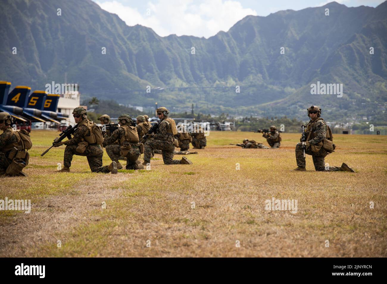 Les Marines des États-Unis avec 3D équipe de combat littoral, 3rd Marine littoral Regiment, prennent un genou et arpentage la région environnante lors d'une démonstration conjointe de la Force opérationnelle aérienne-terrestre dans le cadre du salon de l'aviation de la baie Kaneohe 2022, Marine corps Air Station Kaneohe Bay, Marine corps base Hawaii, 13 août 2022. Le spectacle aérien a permis de présenter l'avion, l'équipement et les capacités des forces armées à la communauté locale. Le Kaneohe Bay Air Show, qui contenait des spectacles aériens, des expositions statiques, des démonstrations et des vendeurs, a été conçu pour célébrer la relation de longue date de la MCBH avec le L. Banque D'Images