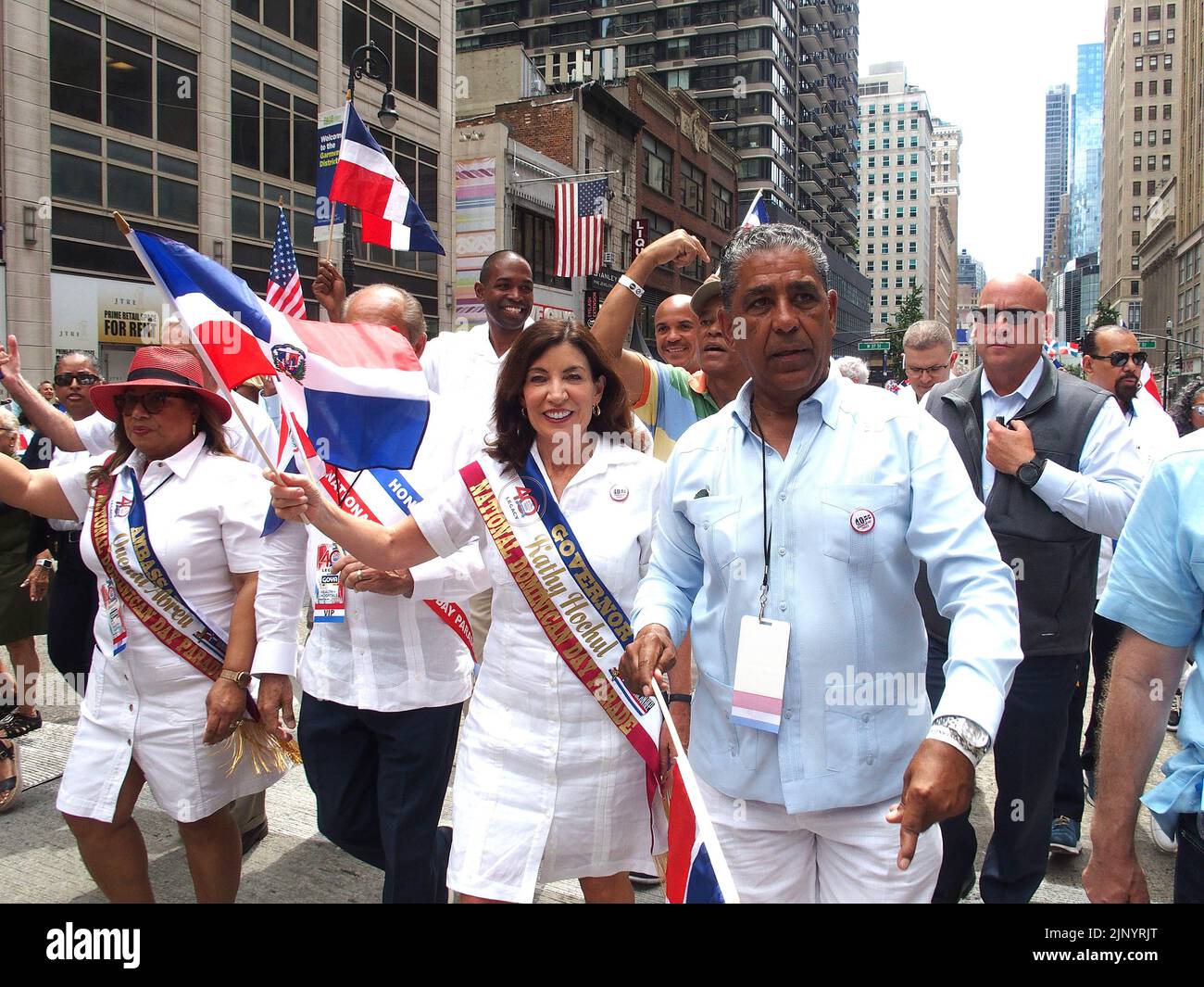 14 août 2022, New York, New York, États-Unis : août, 14, 2022 NEW YORK .Dominican Day Parade est revenu après deux ans d'absences dues à Covid. Des hommes politiques, des danseurs, des flotteurs et des groupes variés ont défilé sur l'avenue des Amériques à Manhattan.Celebrating Dominican Pride..le membre du Congrès Lee Zeldin (R) en course pour le gouverneur de New York (Credit image: © Bruce Cotler/ZUMA Press Wire) Banque D'Images